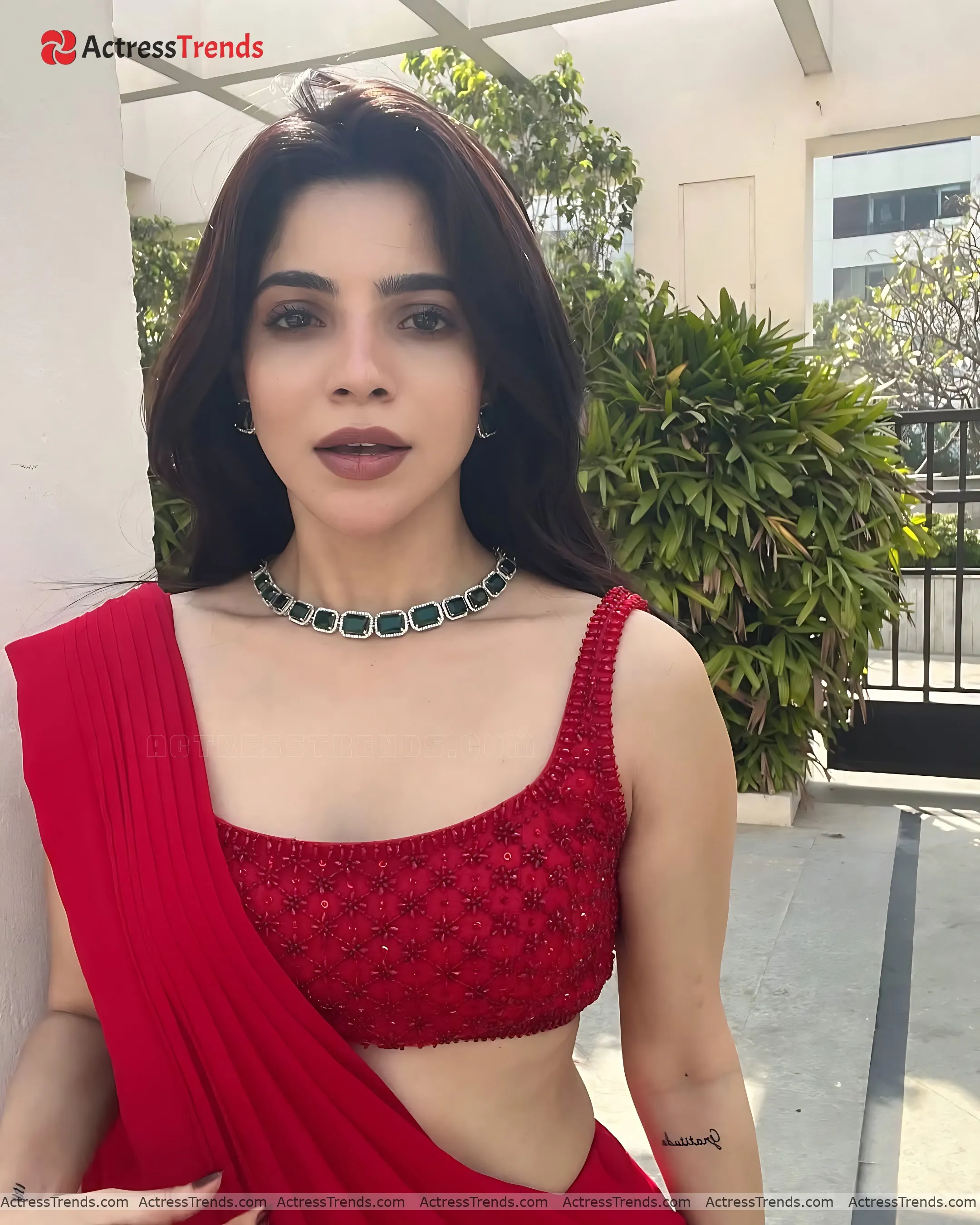 Divya Bharathi Cutest Actress Curvy Cleav Pose Stunning Photo