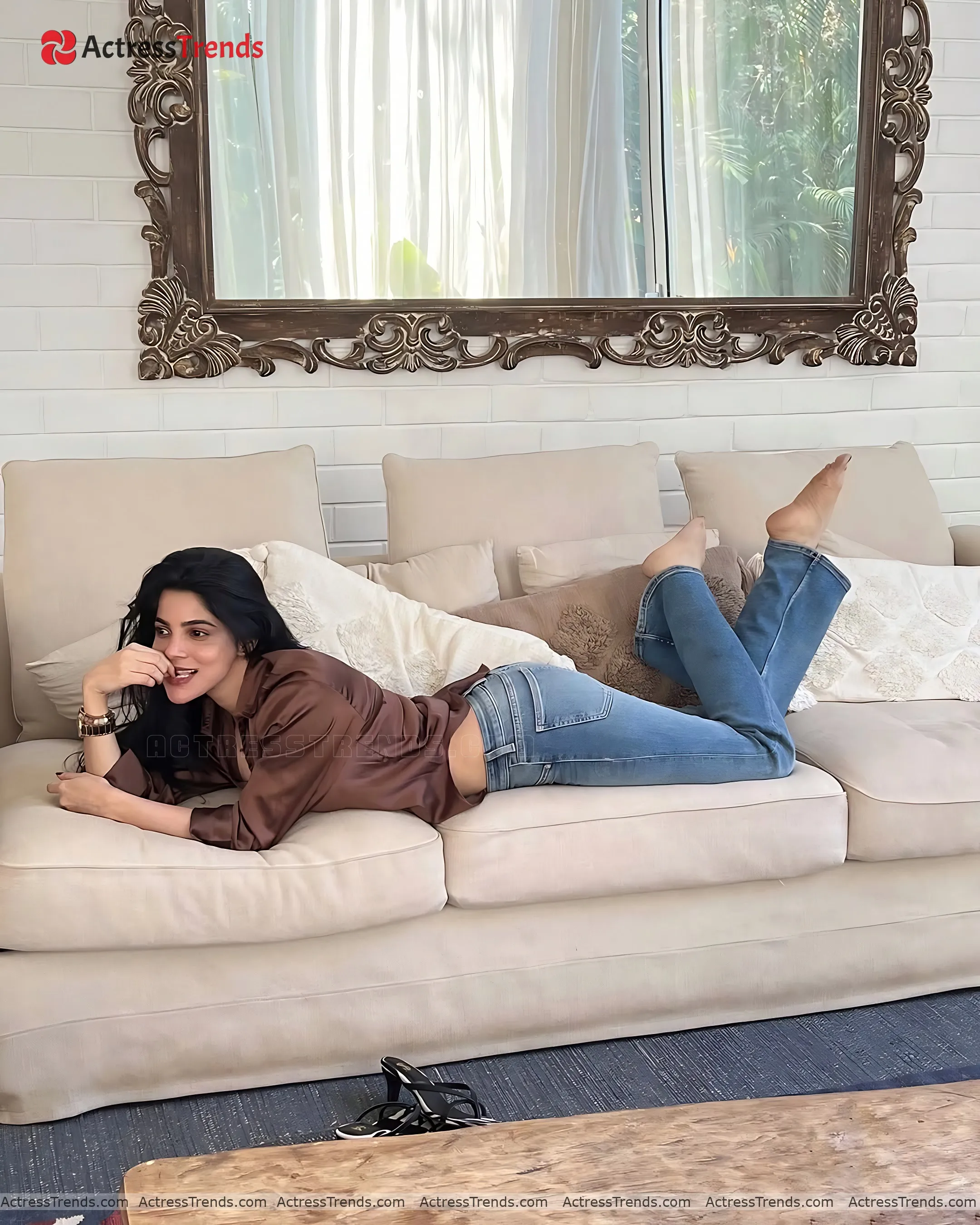 Divya Bharathi Tight Fitting Back Pose Jeans Stunning Photo