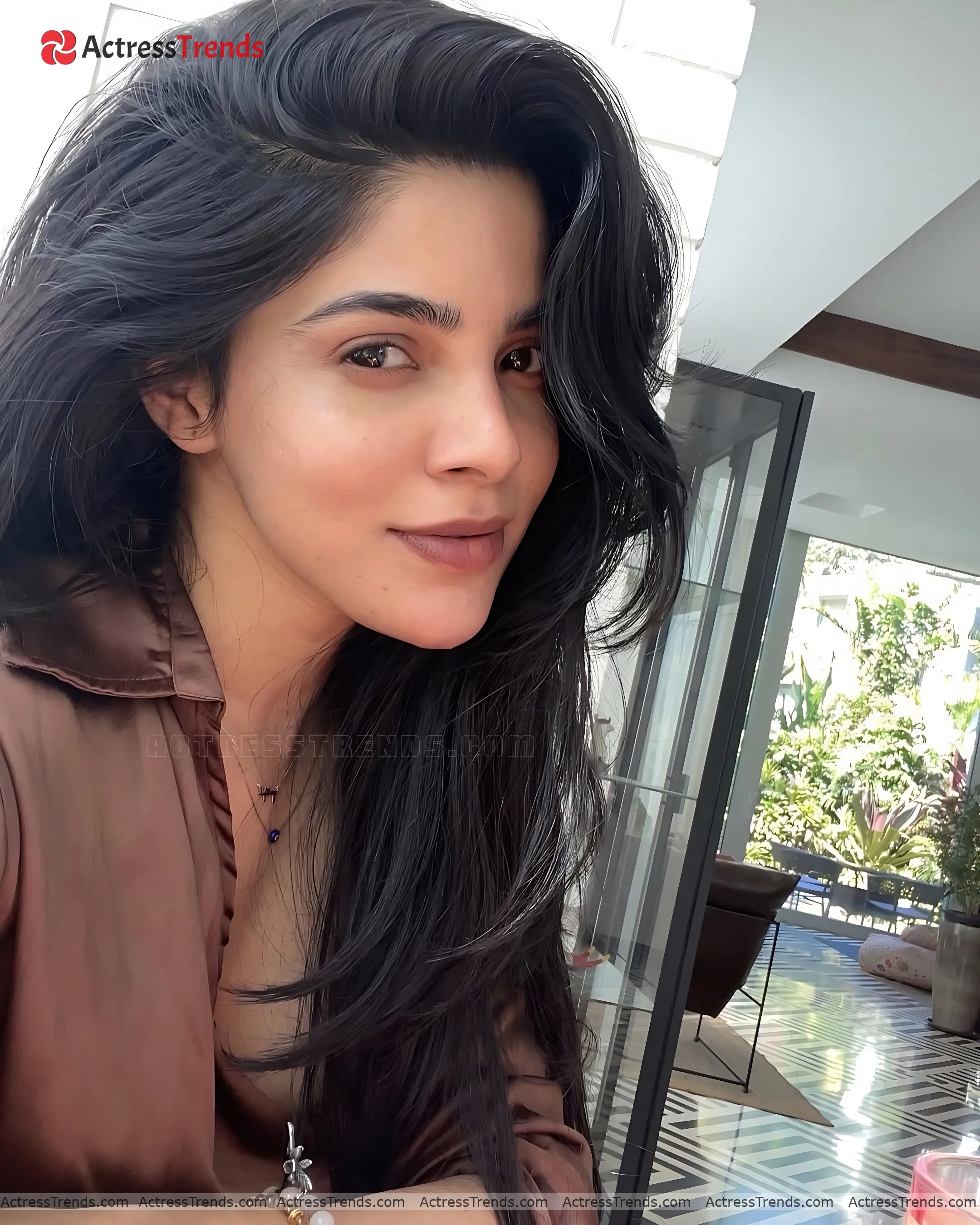 Divya Bharathi Cutest Actress Cleav Pose Glamorous Actress Tight Fitting