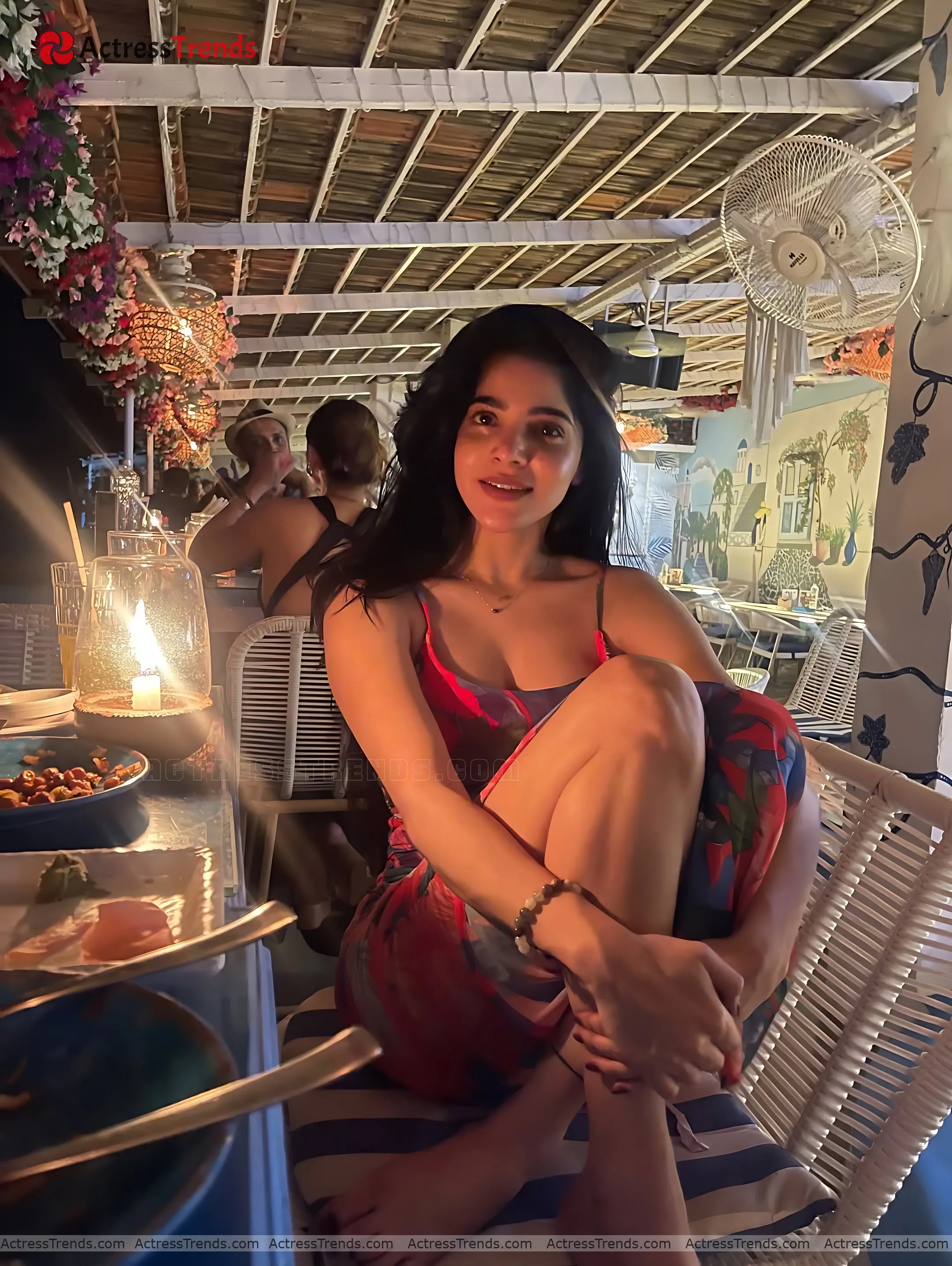 Divya Bharathi Cute Cleav Pose Stunning Photo Beautiful Face