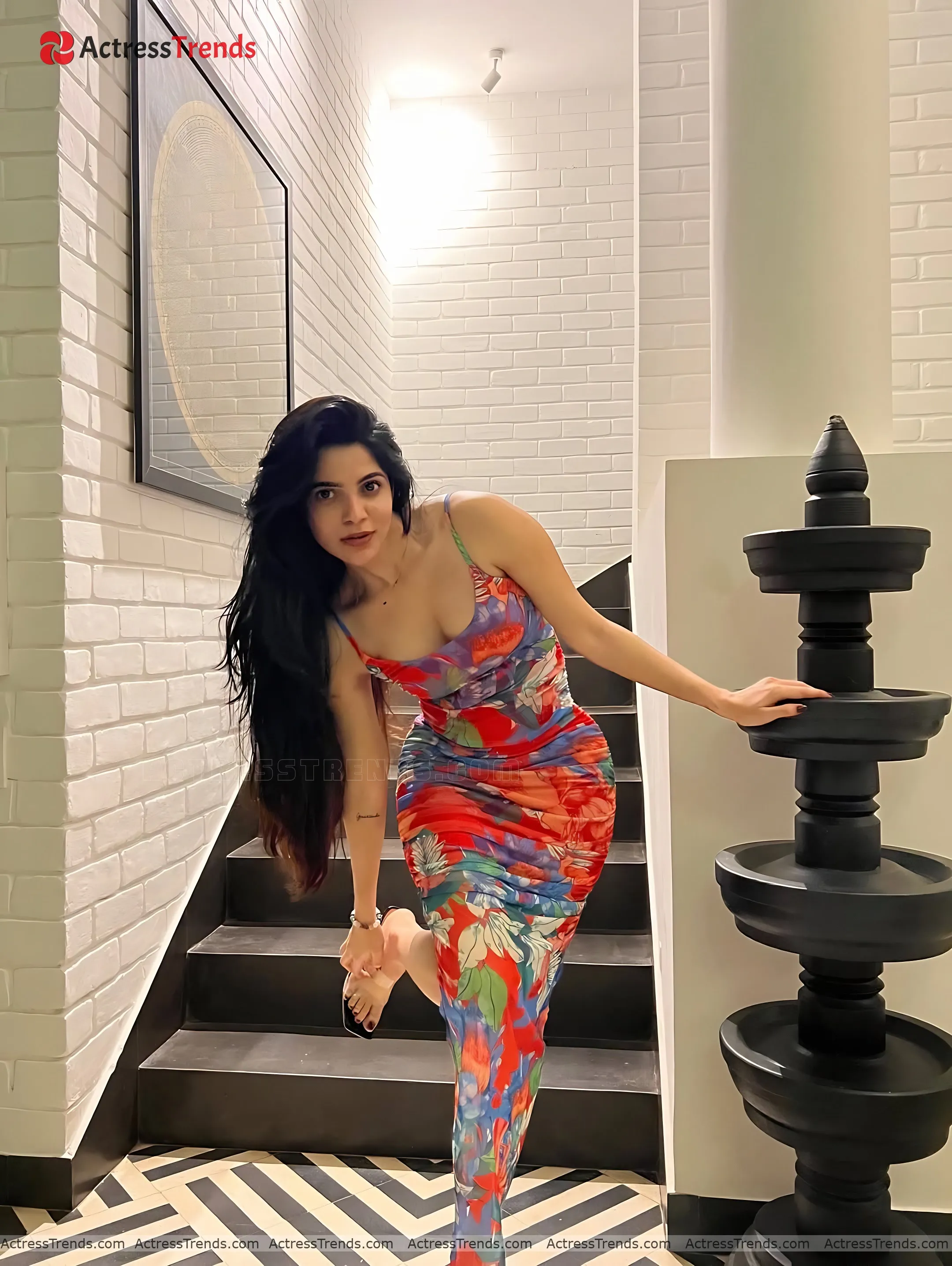 Divya Bharathi Beautiful Face Cute Cleav Pose Stunning Photo