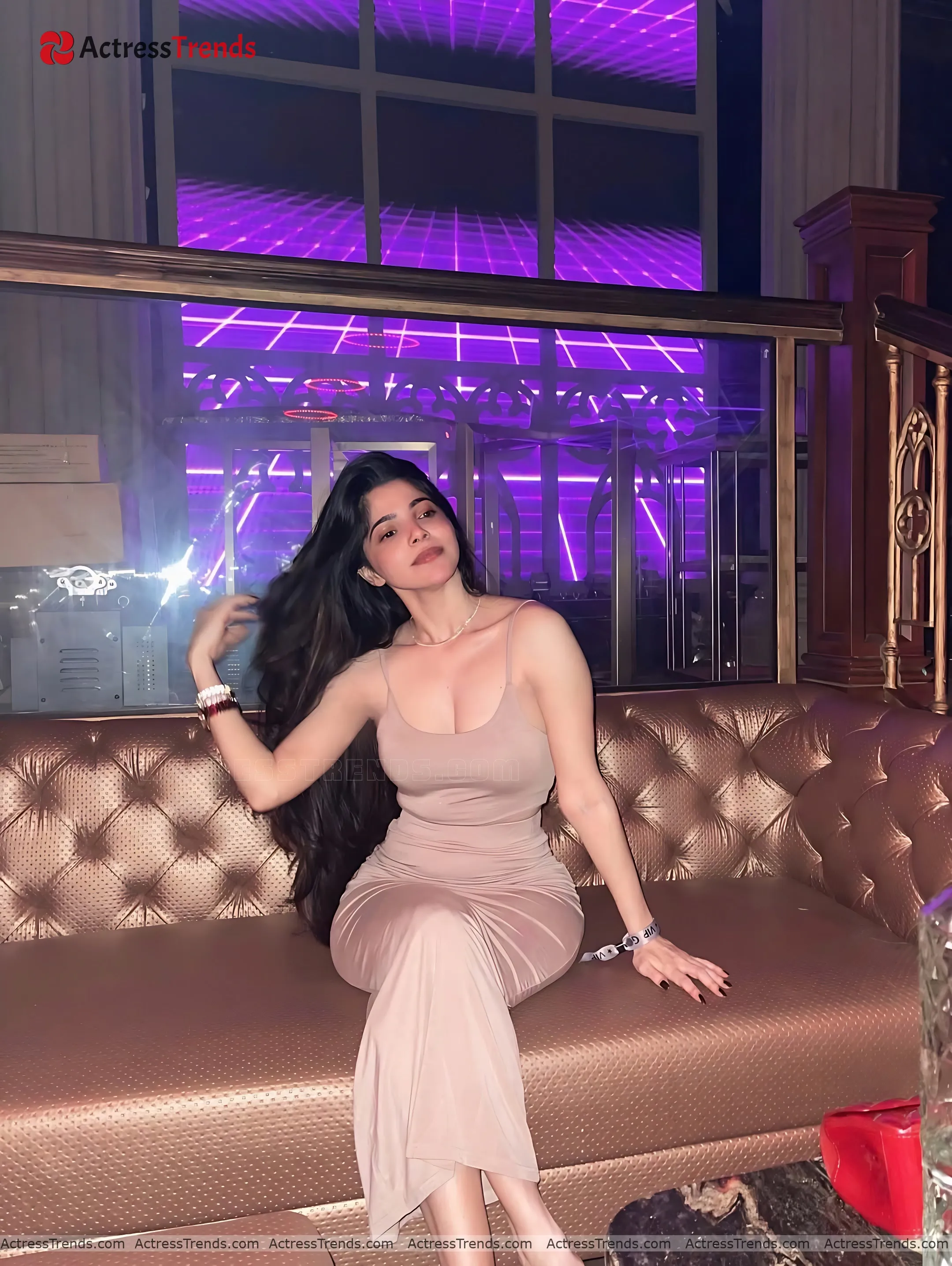 Divya Bharathi Cleav Pose Cute Beautiful Face Stunning Photo