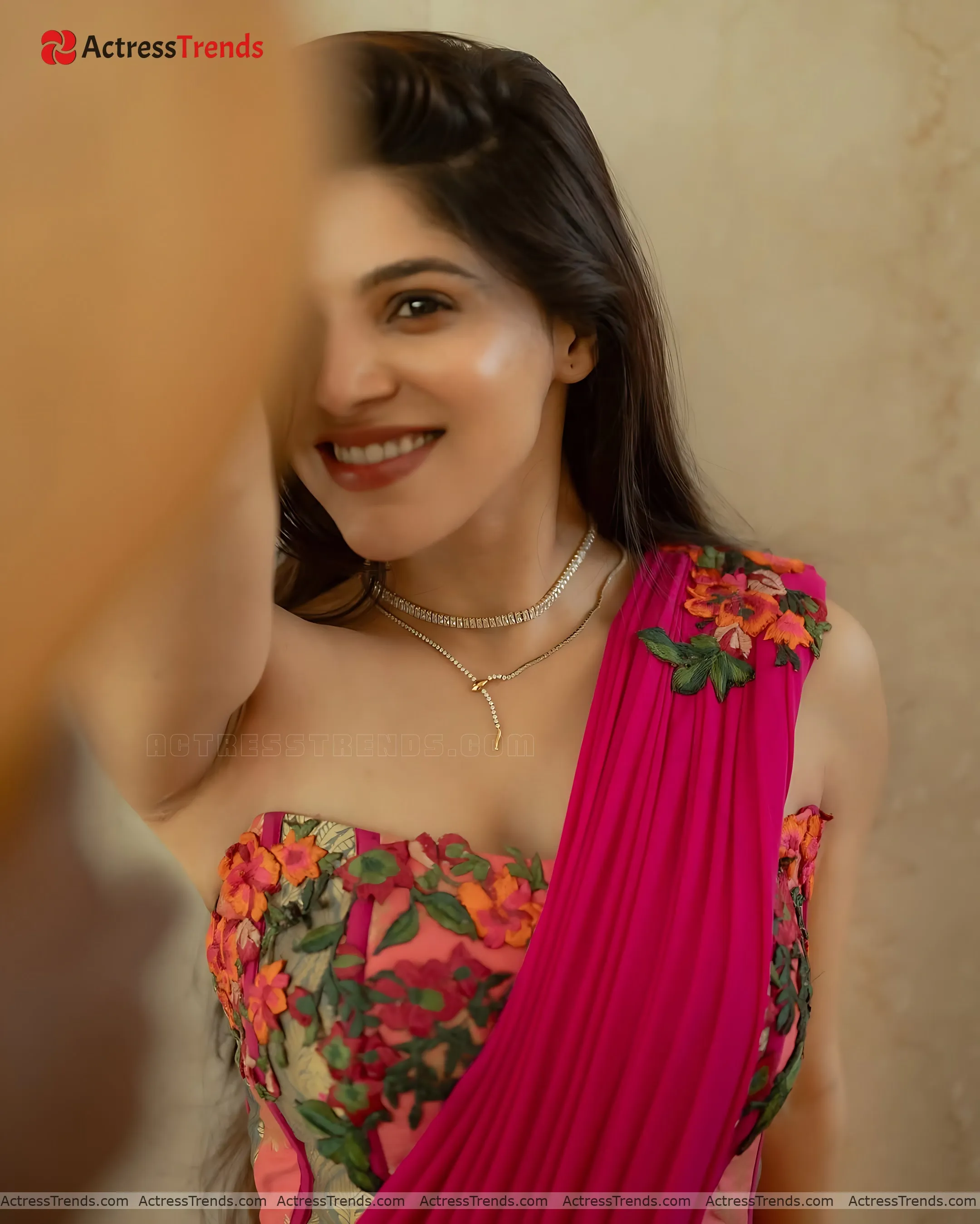 Divya Bharathi Curvy Cleav Pose Stunning Photo Tight Fitting