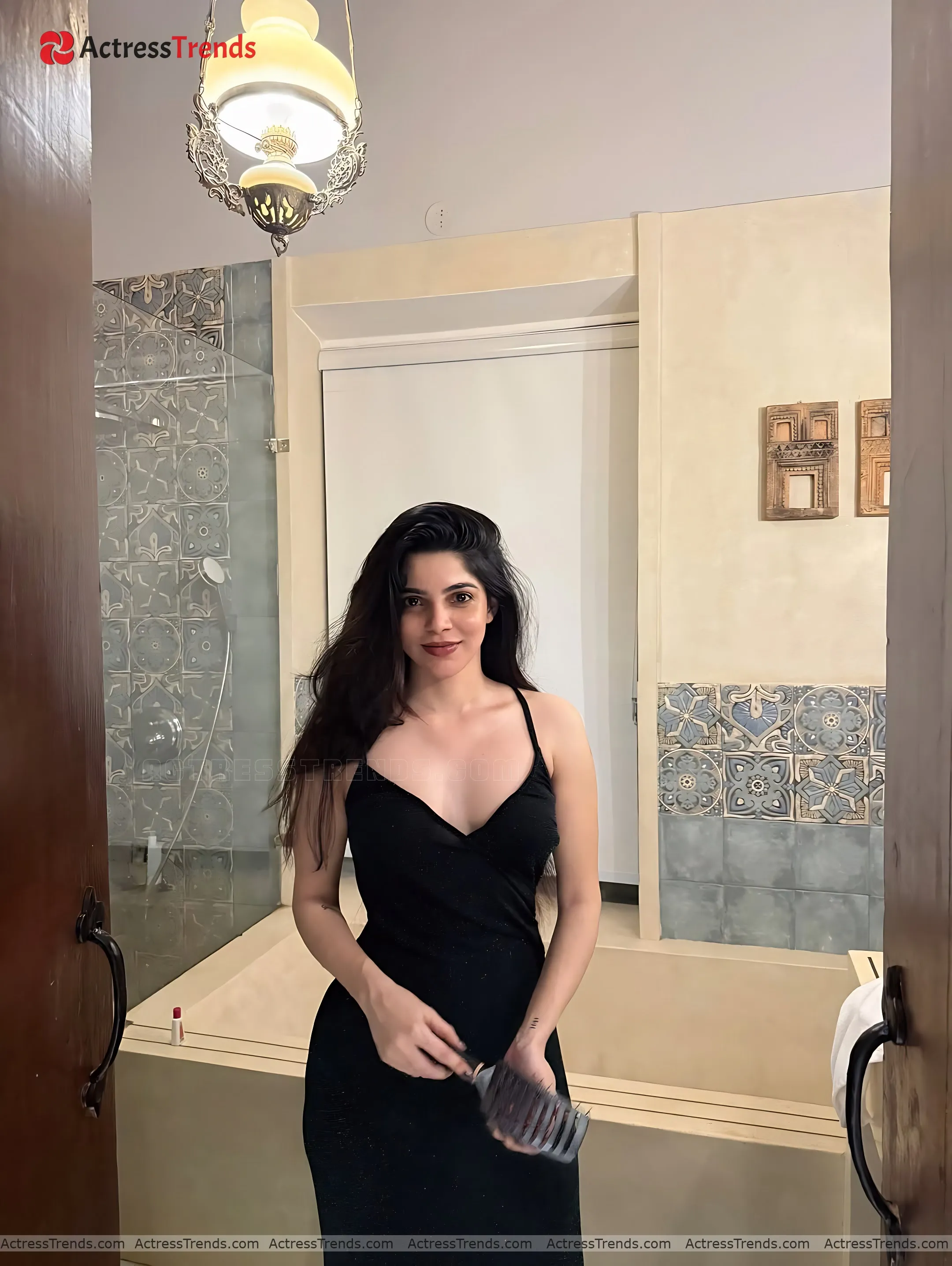 Divya Bharathi Cute Stunning Photo Beautiful Face Cleav Pose