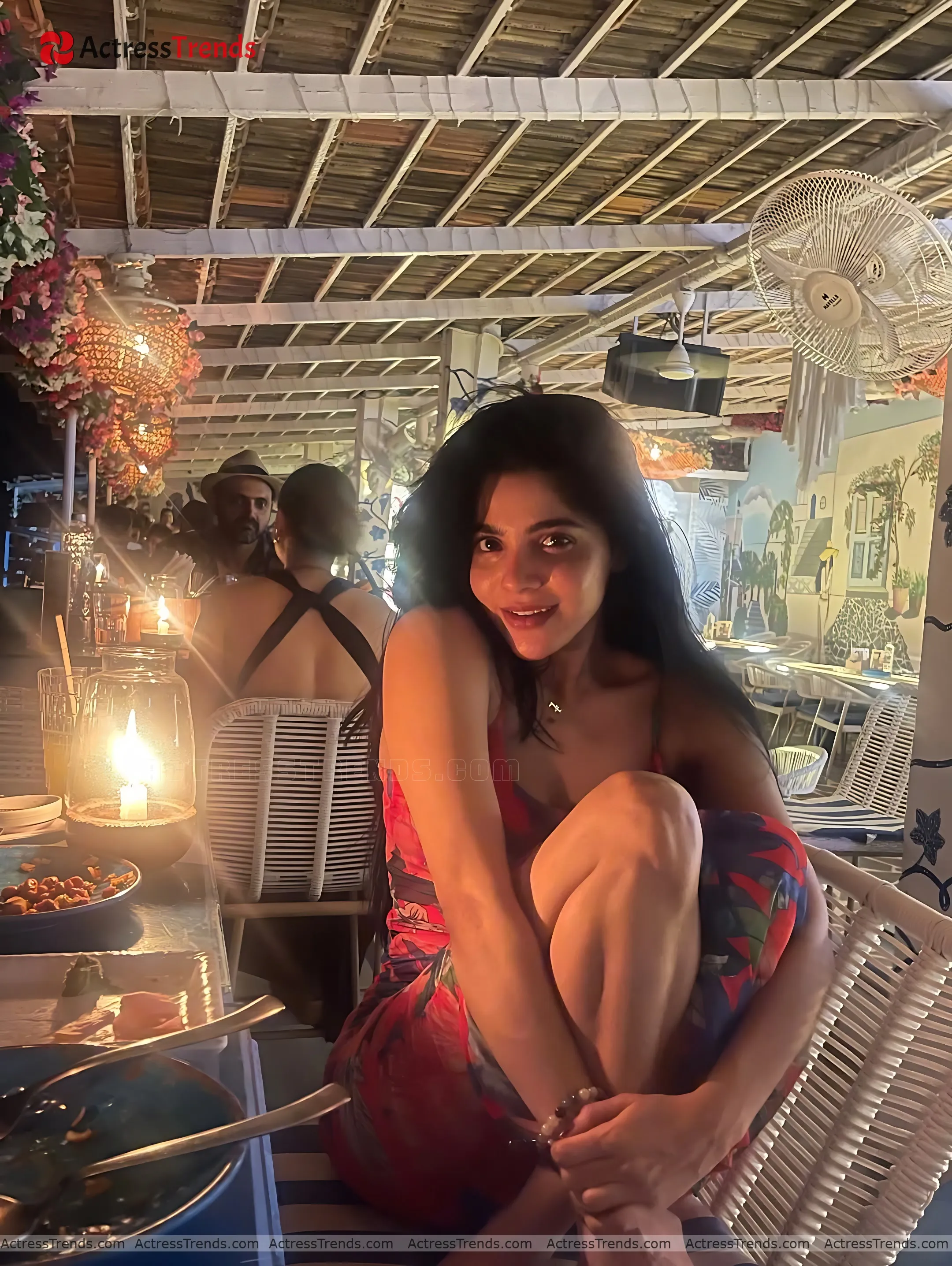 Divya Bharathi Stunning Photo Cleav Pose Cute Beautiful Face