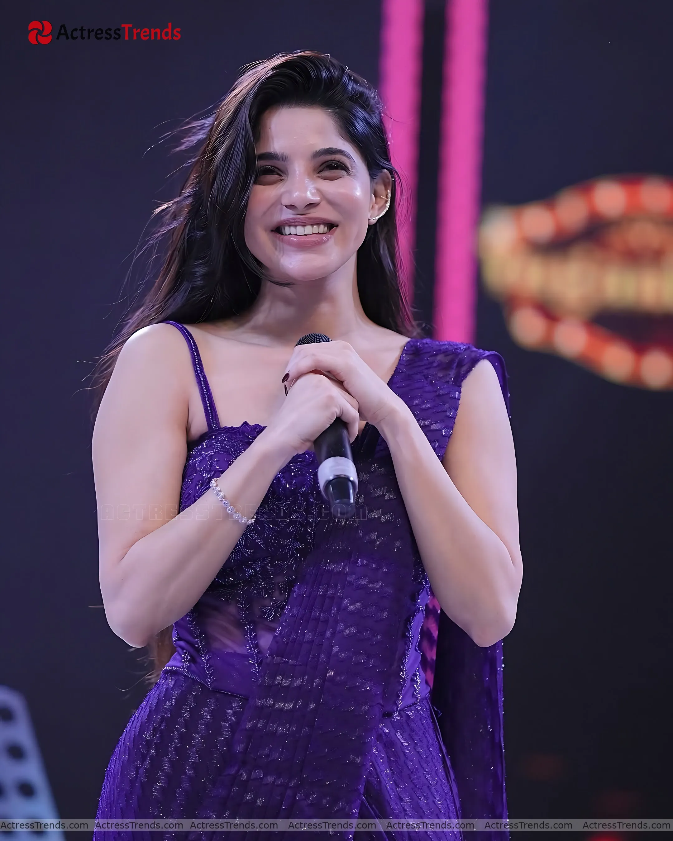 Divya Bharathi Glamorous Actress Stunning Photo Tight Fitting Curvy