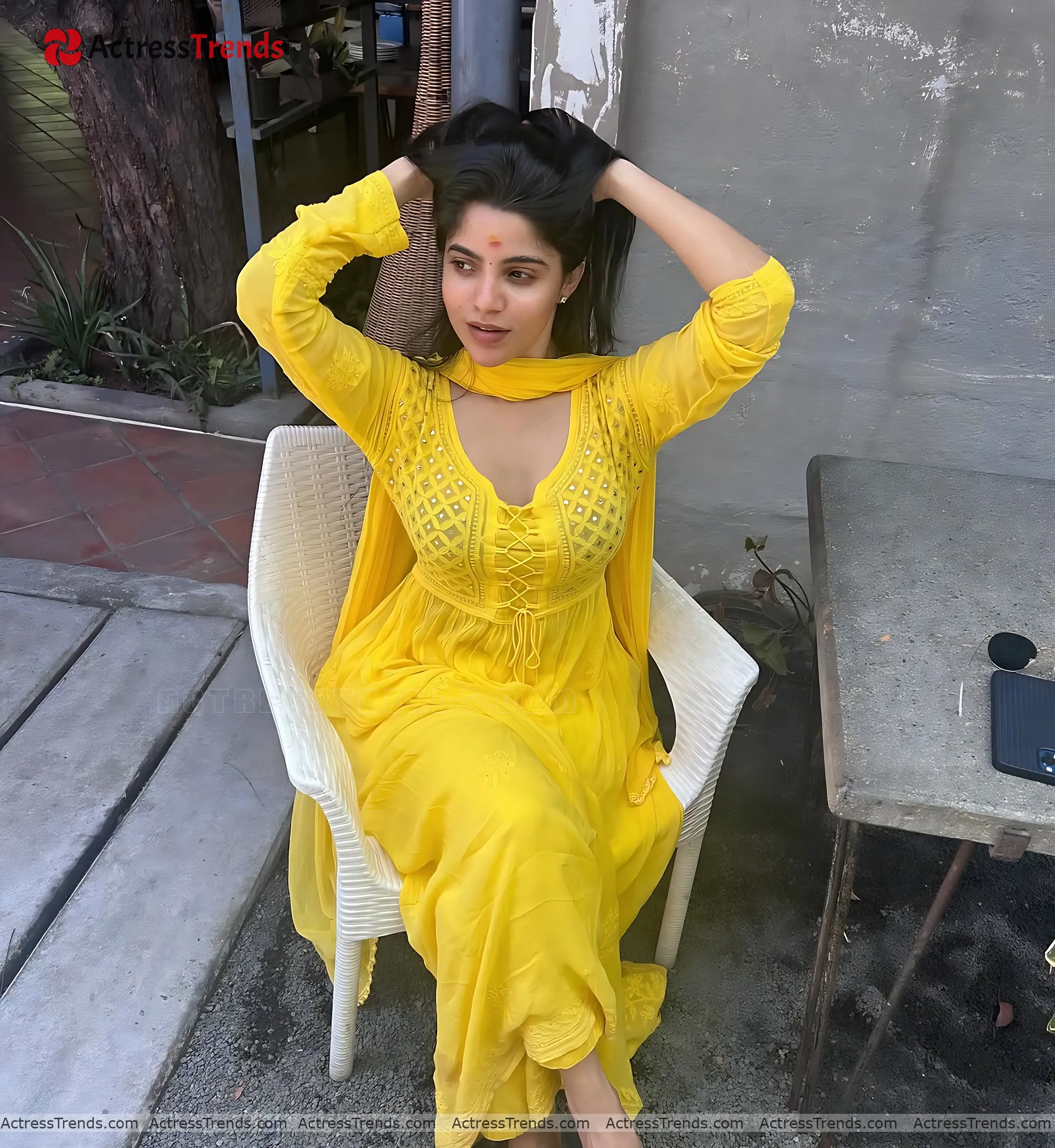 Divya Bharathi Tight Fitting Cleav Pose