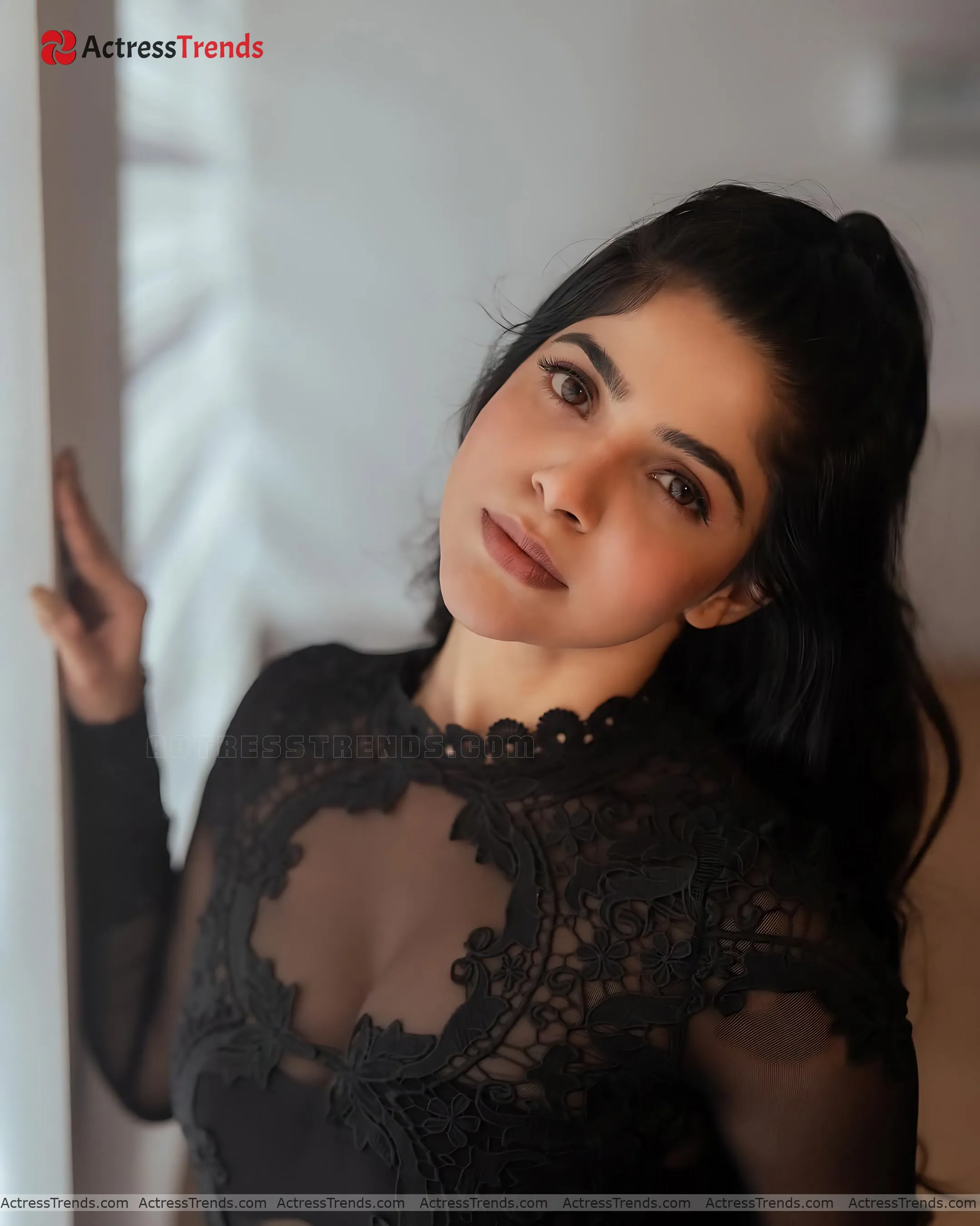 Divya Bharathi Cleav Pose Cute Beautiful Face