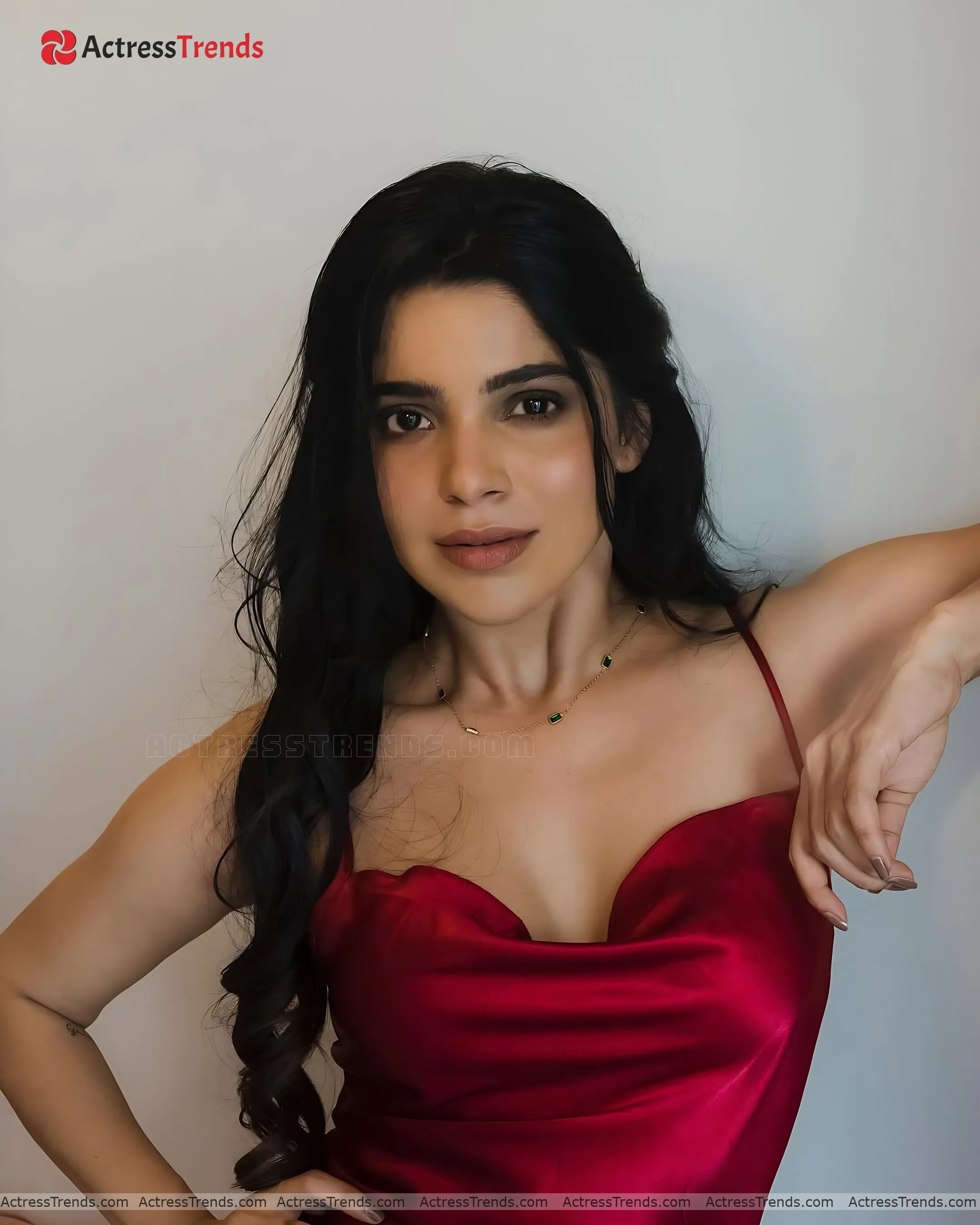 Divya Bharathi Cleav Pose Beautiful Face Bold Style