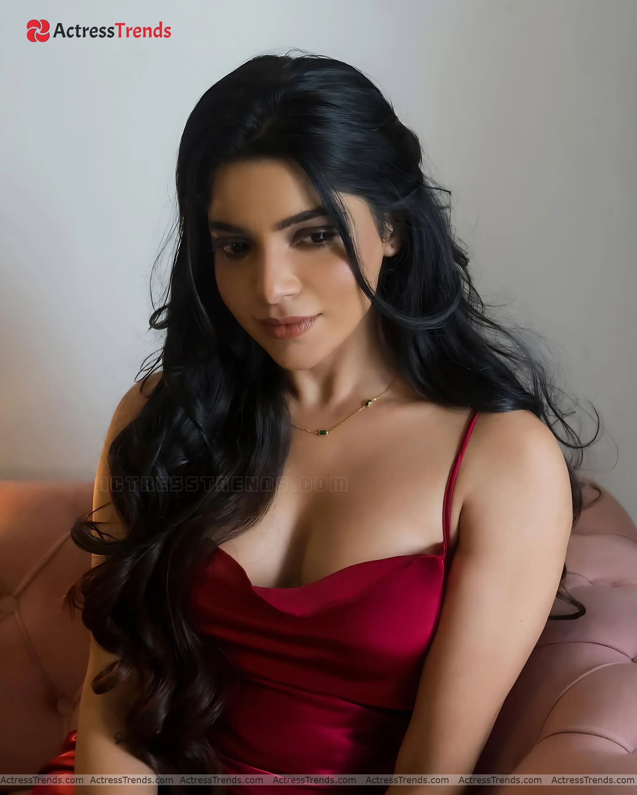 Divya Bharathi Beautiful Face Cute Cleav Pose Curvy