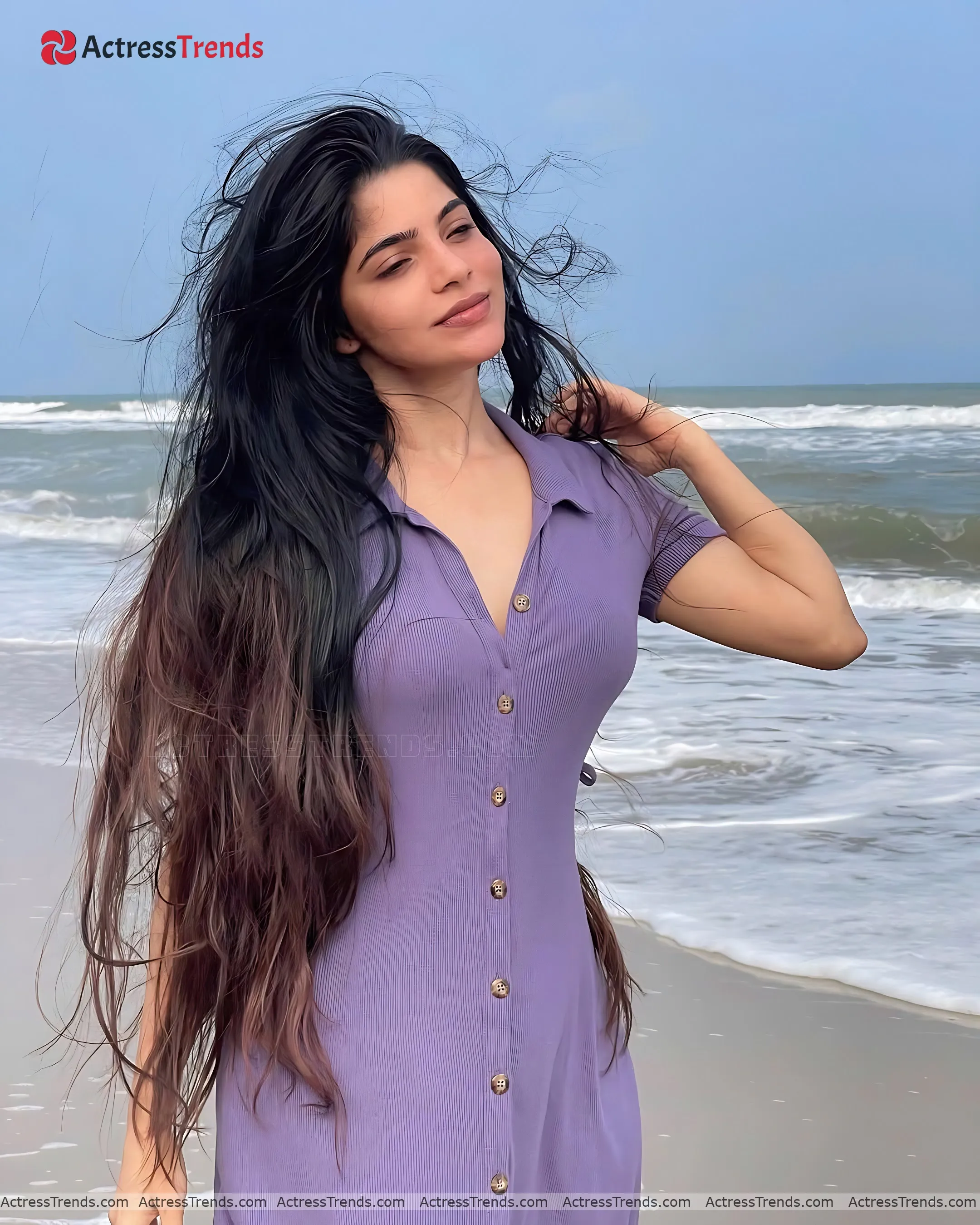 Divya Bharathi Cleav Pose Bold Style