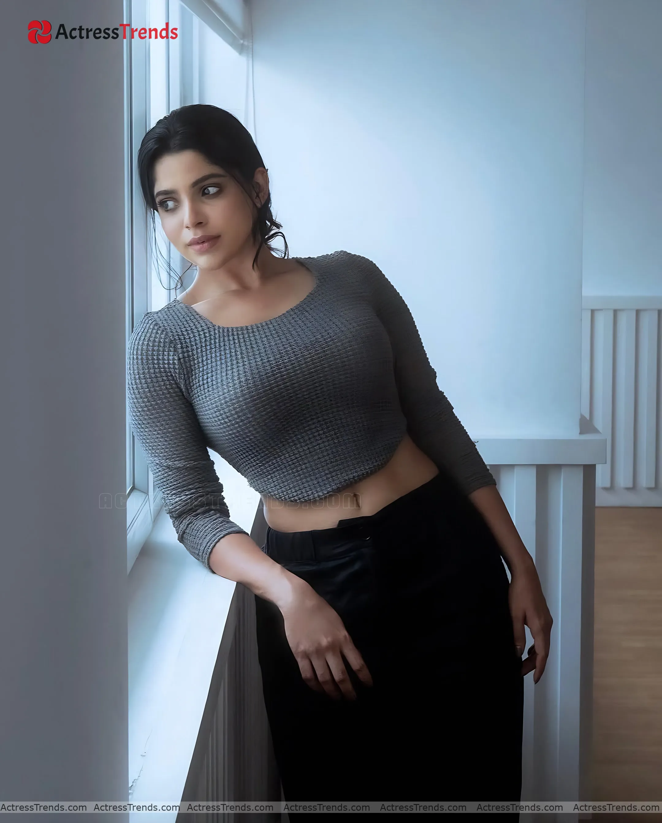 Divya Bharathi Back Pose Navel Stunning Photo