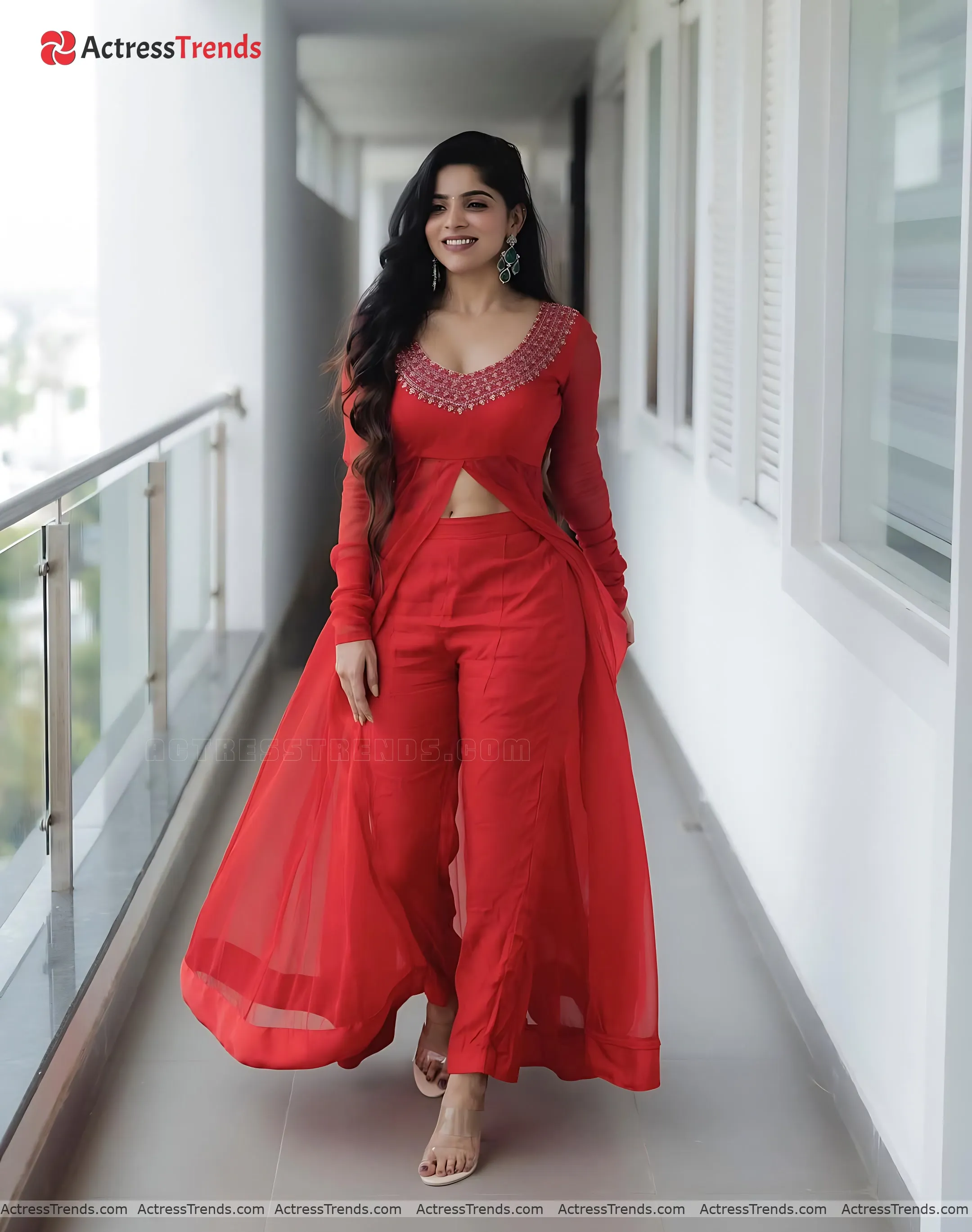 Divya Bharathi Stunning Photo Cleav Pose Glamorous Actress