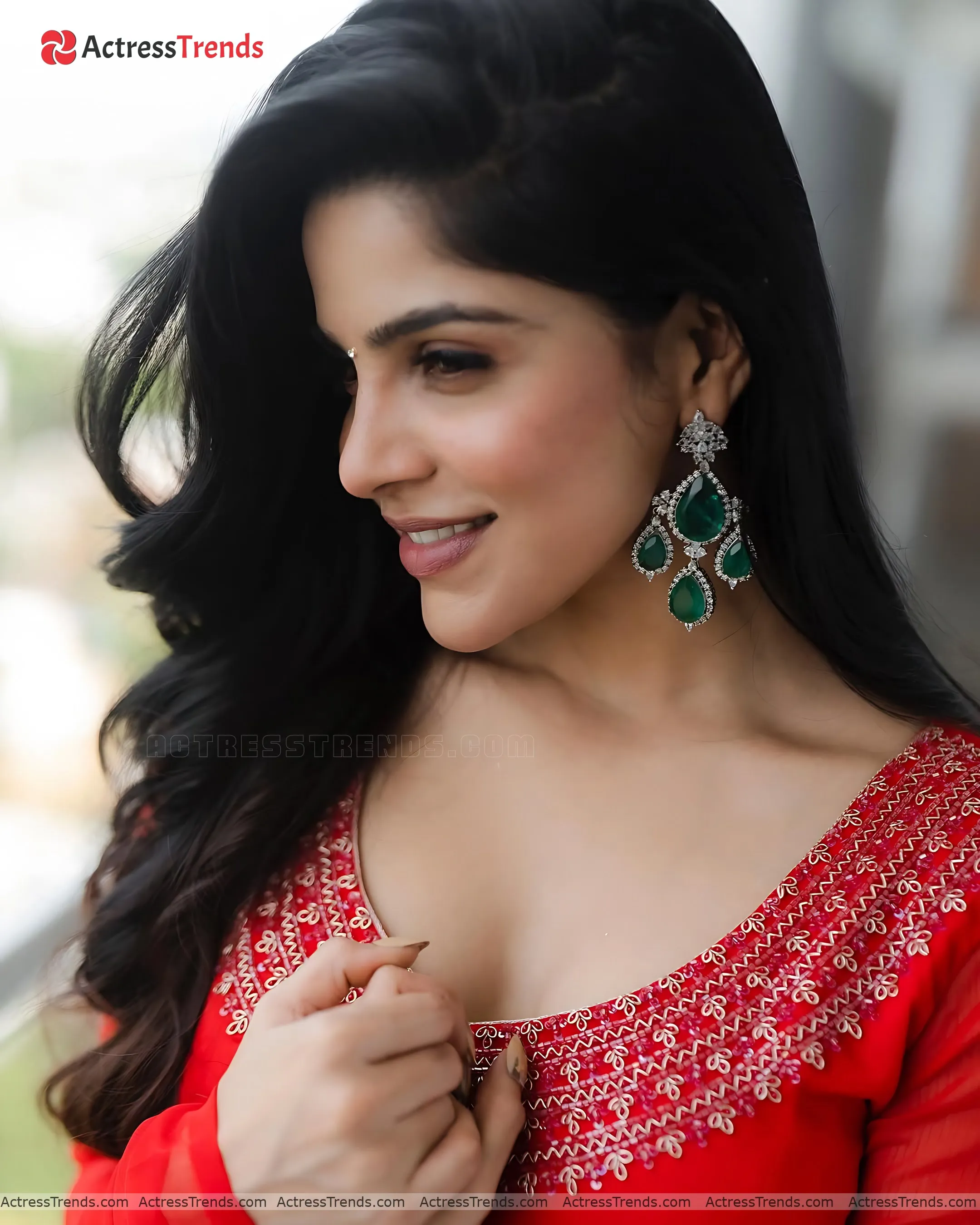 Divya Bharathi Cleav Pose Cutest Actress Cute Beautiful Face