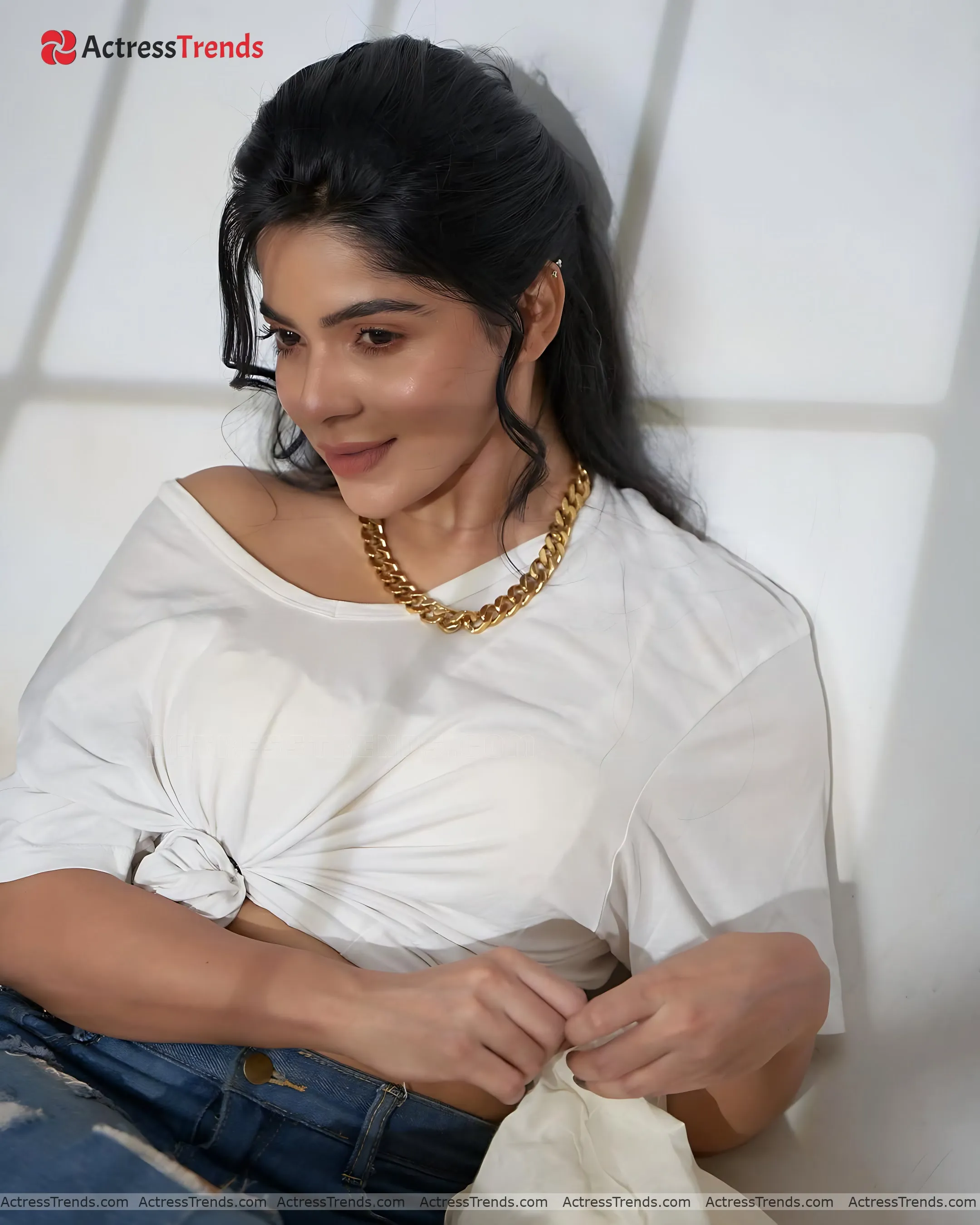 Divya Bharathi Beautiful Face Cutest Actress