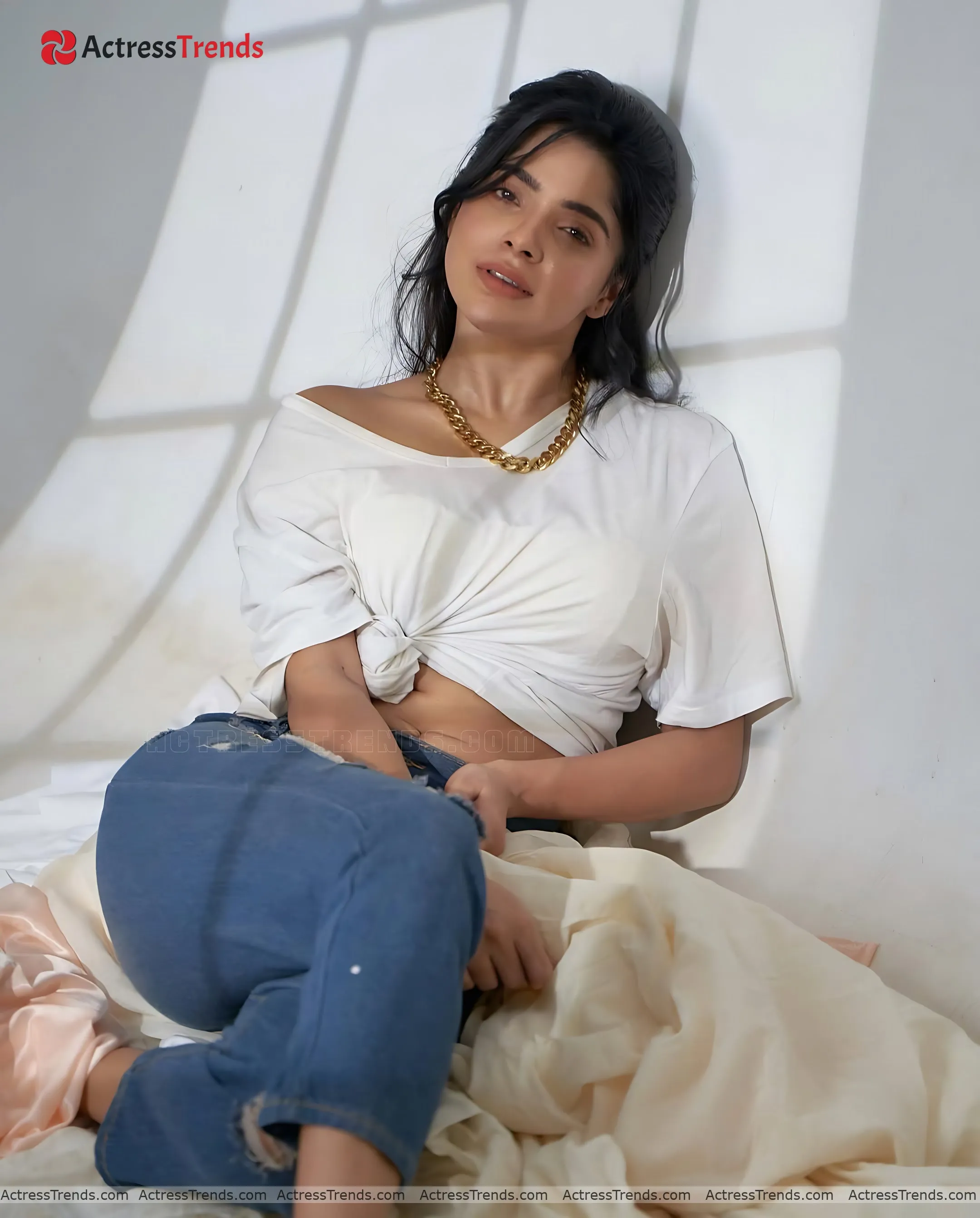 Divya Bharathi Curvy Back Pose