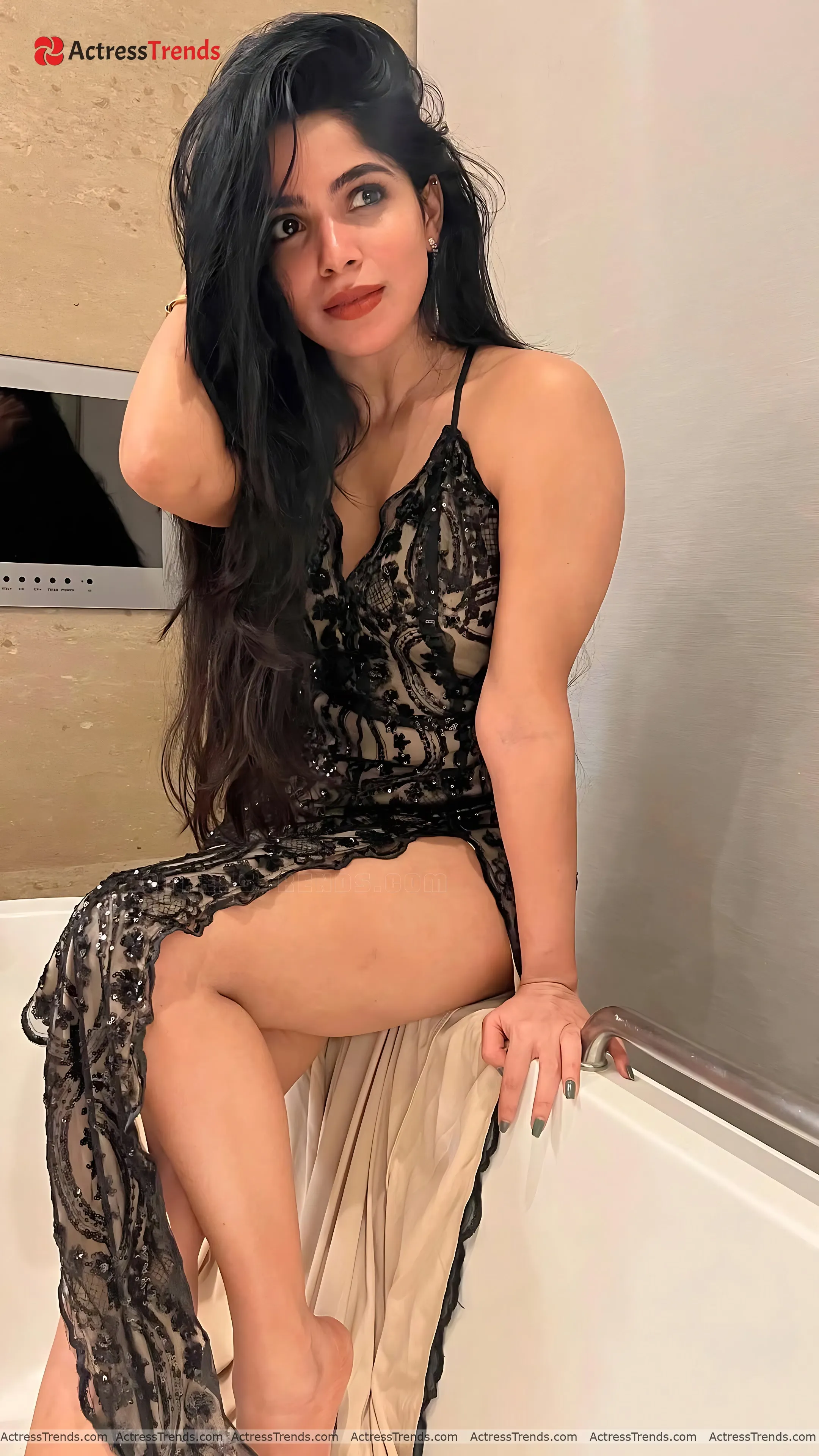 Divya Bharathi Bold Style Curvy