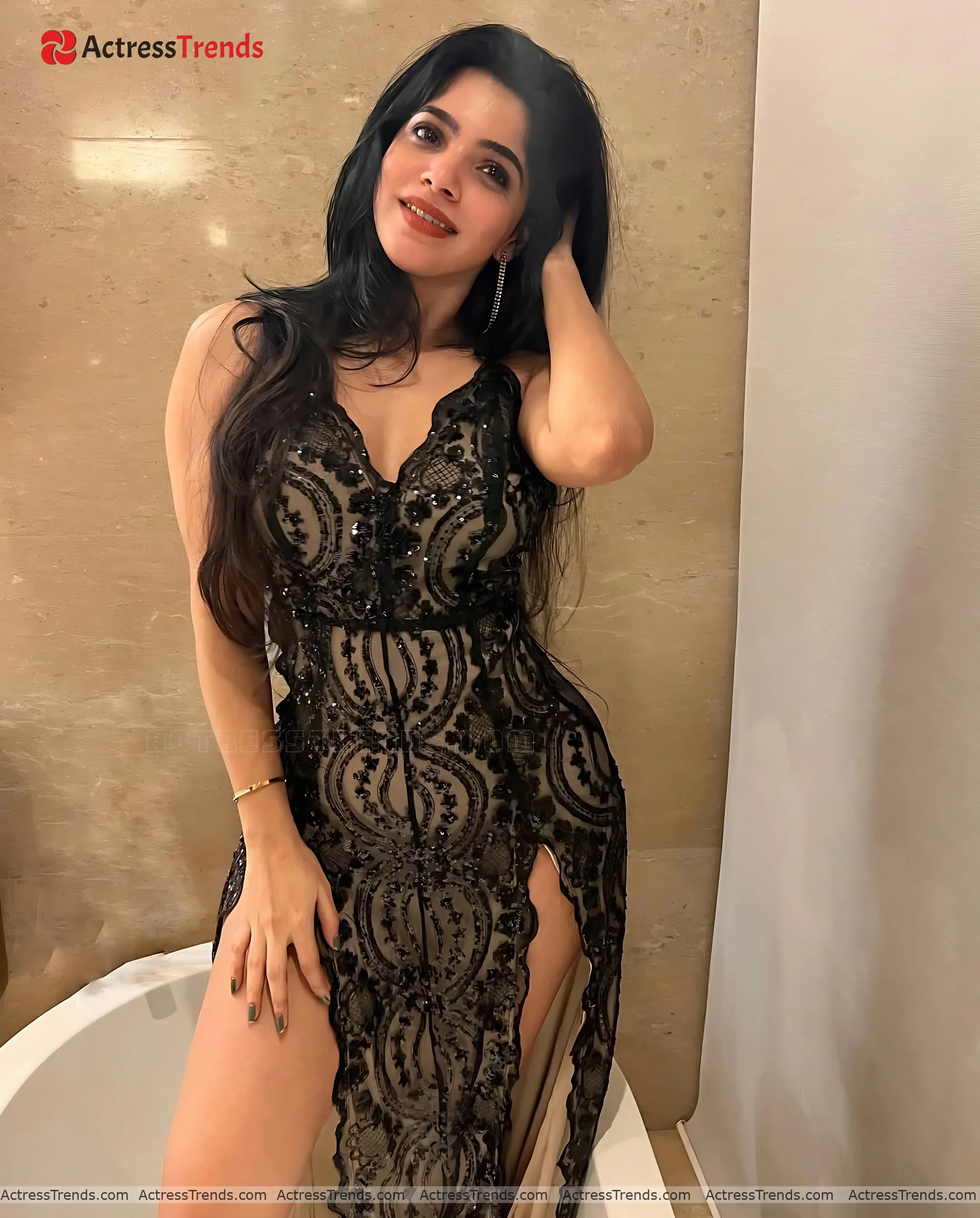 Divya Bharathi Bold Style Tight Fitting Stunning Photo