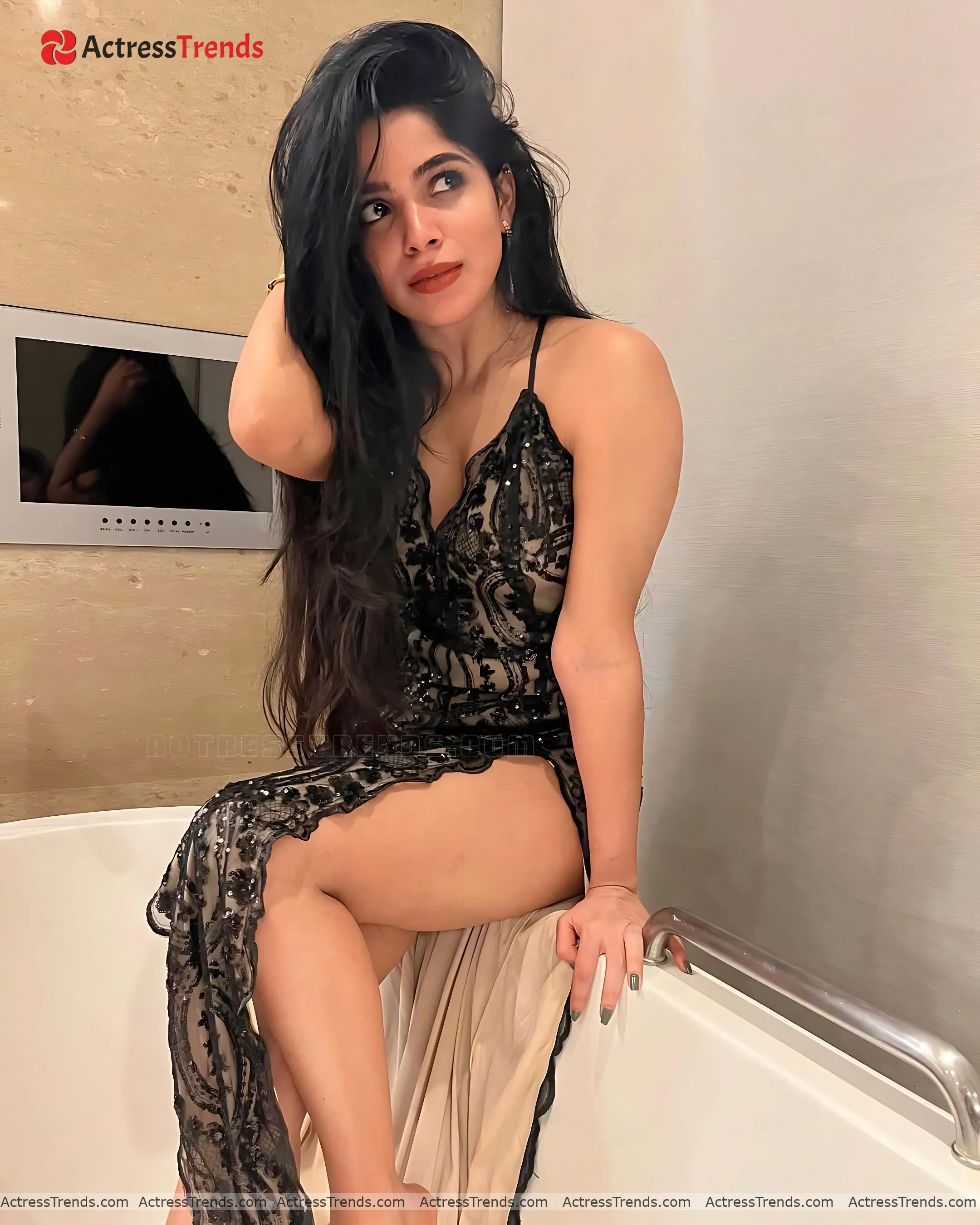 Divya Bharathi Tight Fitting Cleav Pose