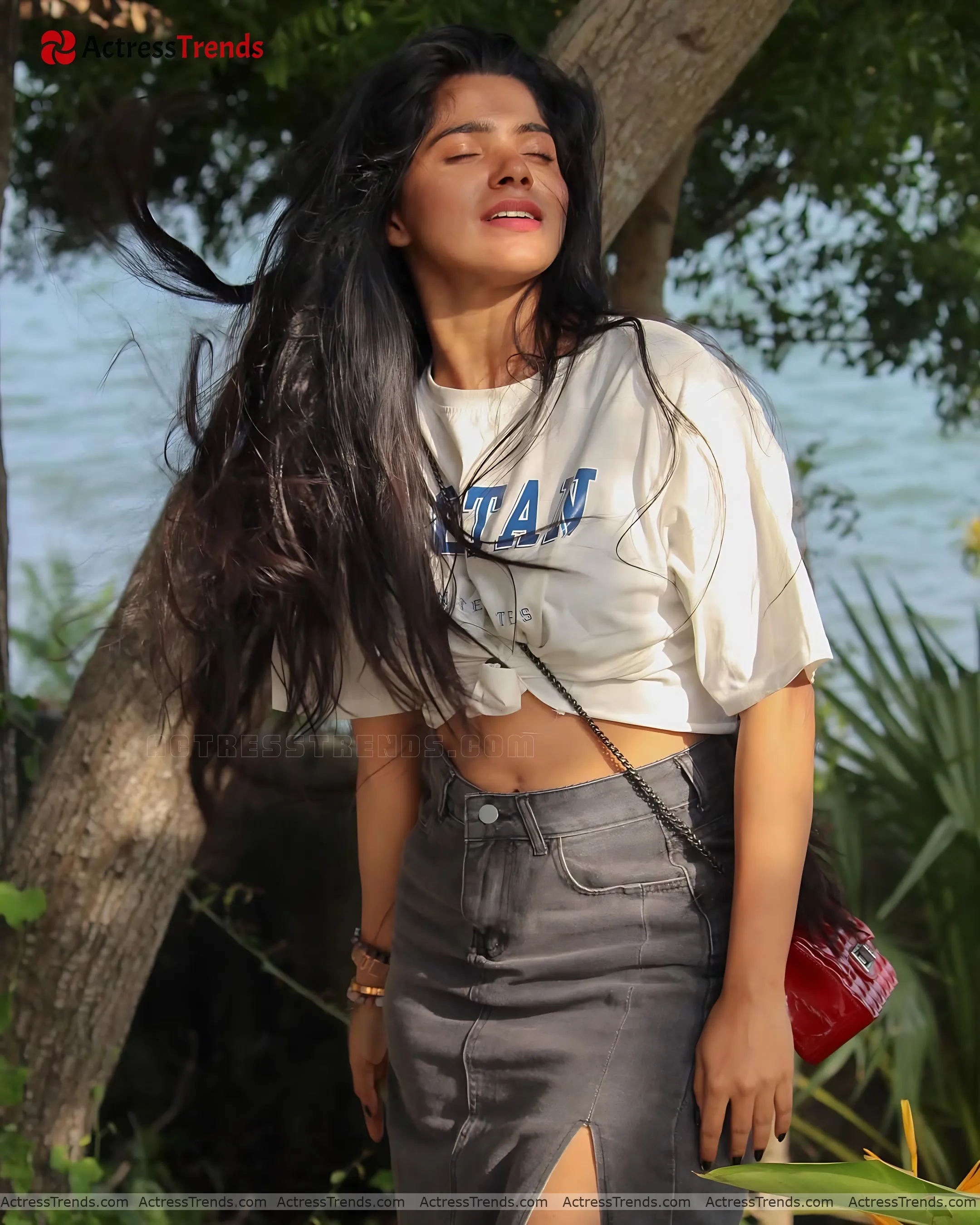 Divya Bharathi Navel Cute Beautiful Face