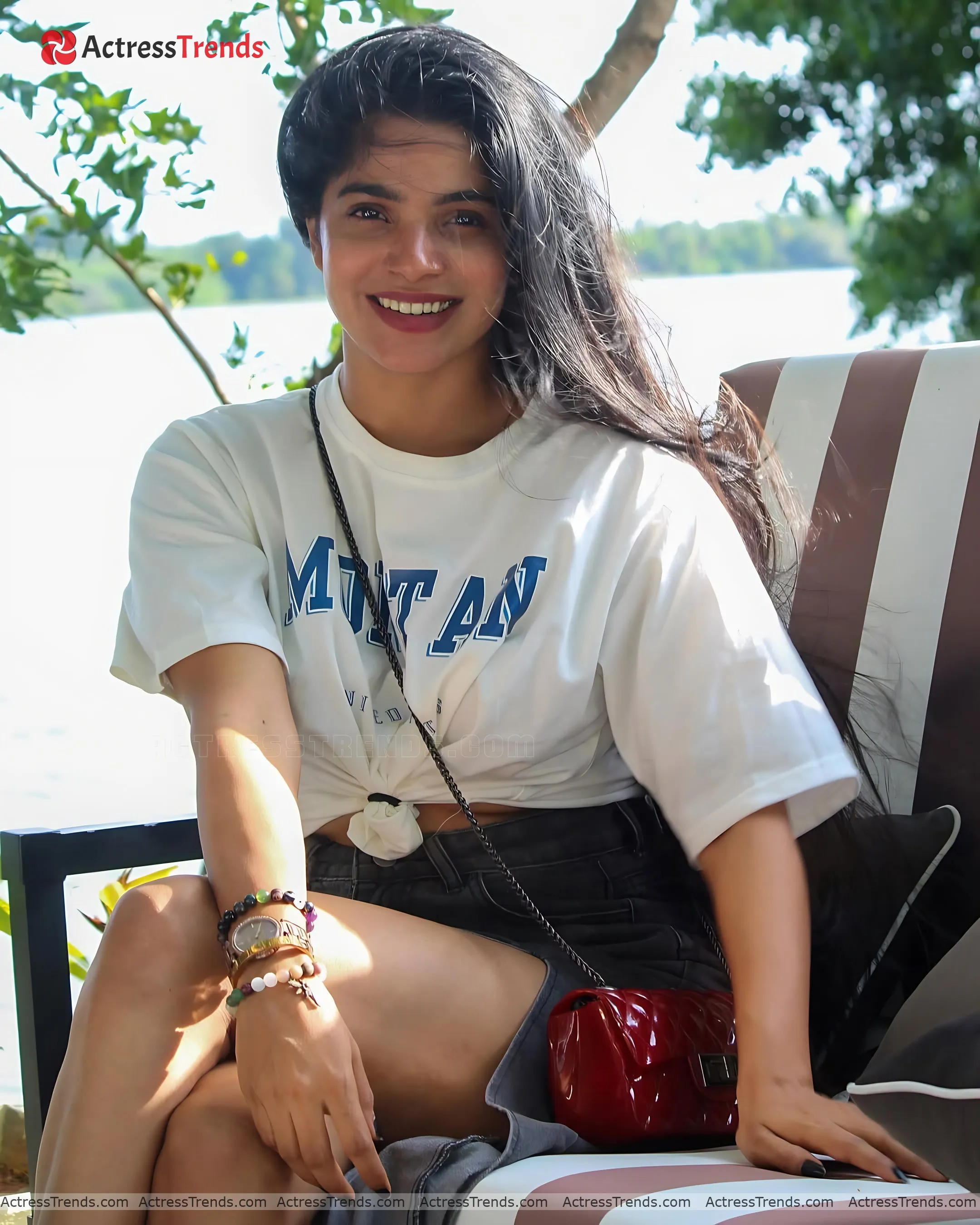 Divya Bharathi Cute Beautiful Face Navel