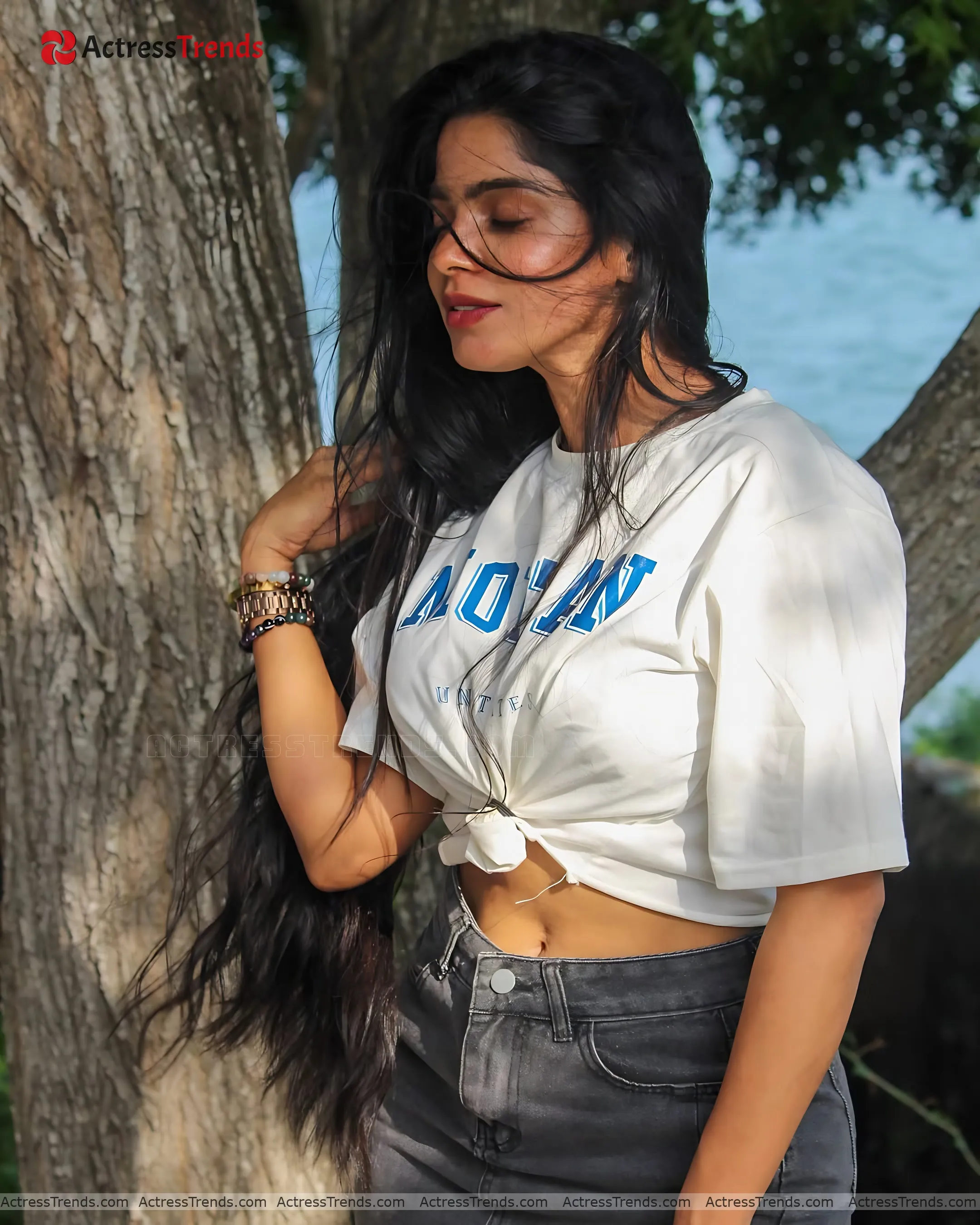 Divya Bharathi Cute Beautiful Face Navel