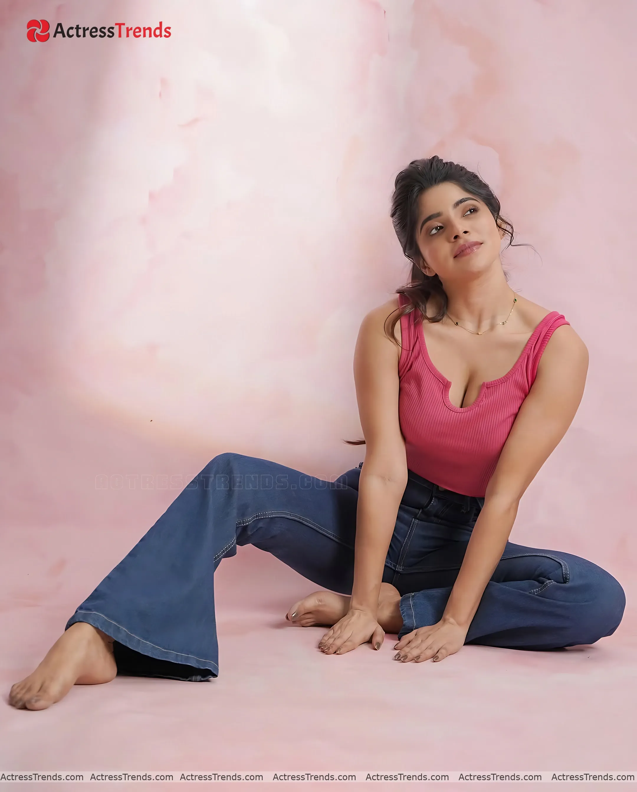 Divya Bharathi Beautiful Face Cleav Pose Cute