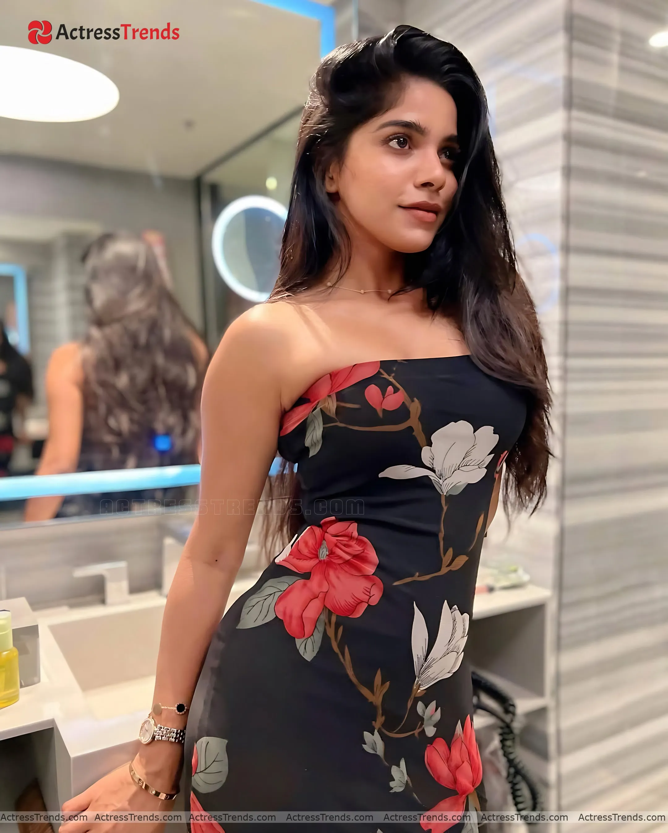 Divya Bharathi Tight Fitting Glamorous Actress Stunning Photo Beautiful Face