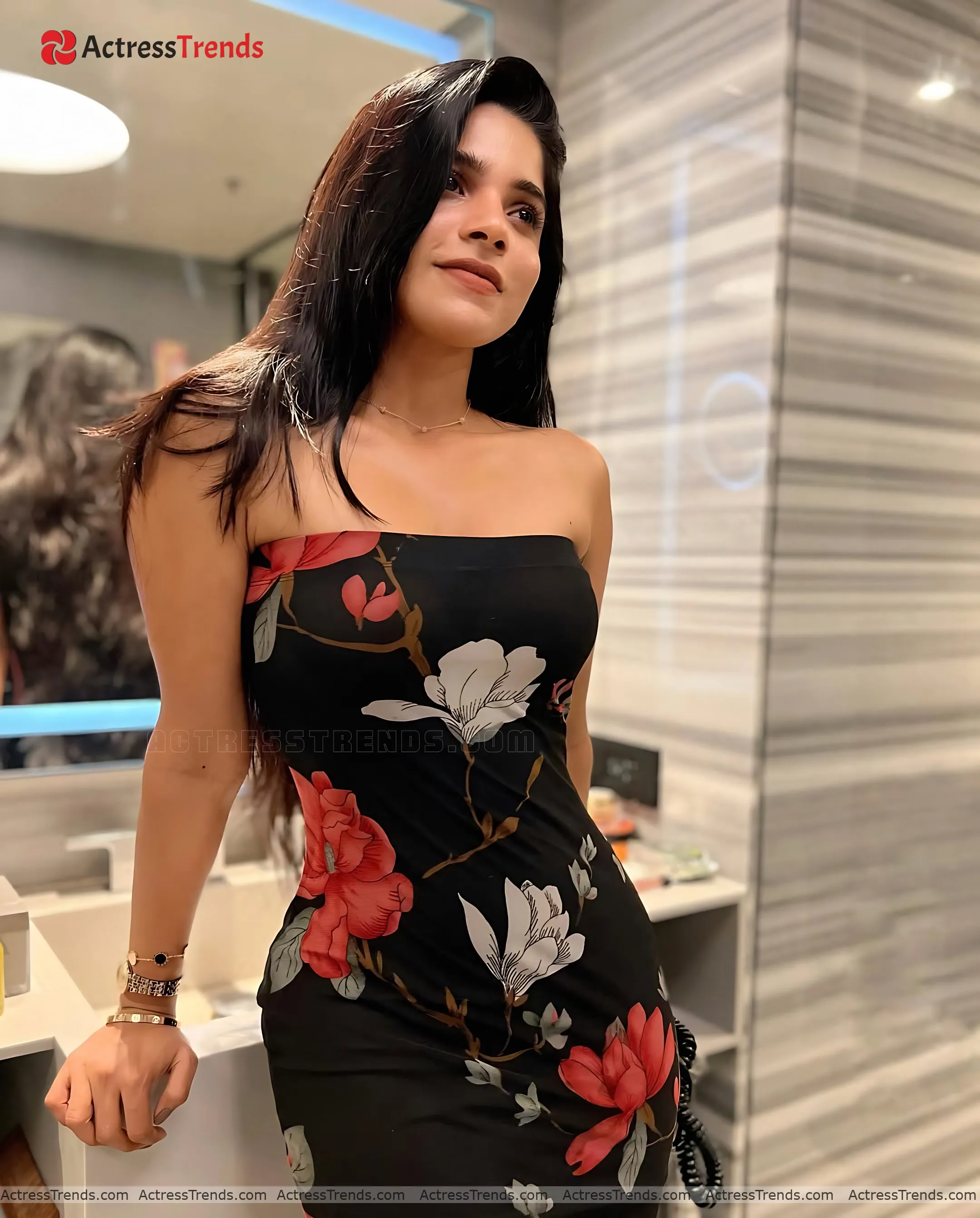 Divya Bharathi Stunning Photo Curvy Bold Style