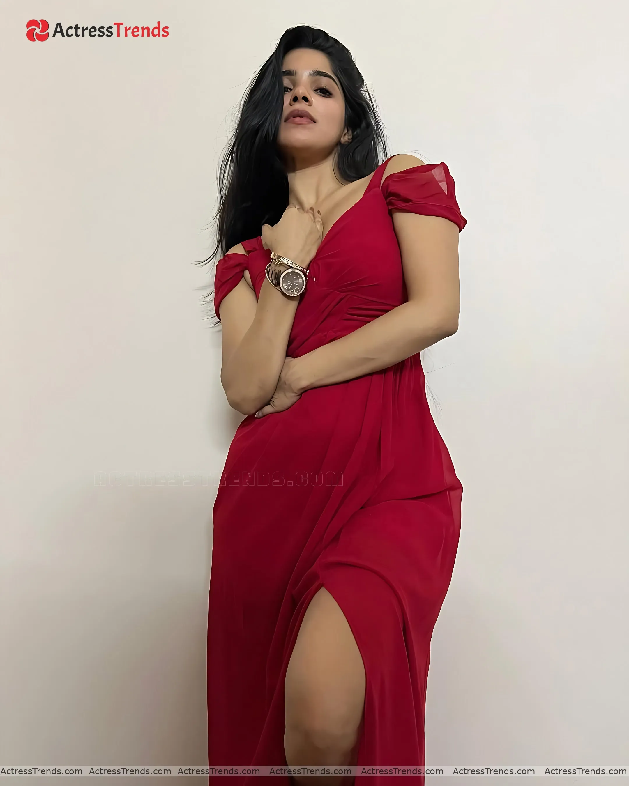 Divya Bharathi Bold Style Tight Fitting Cleav Pose Curvy