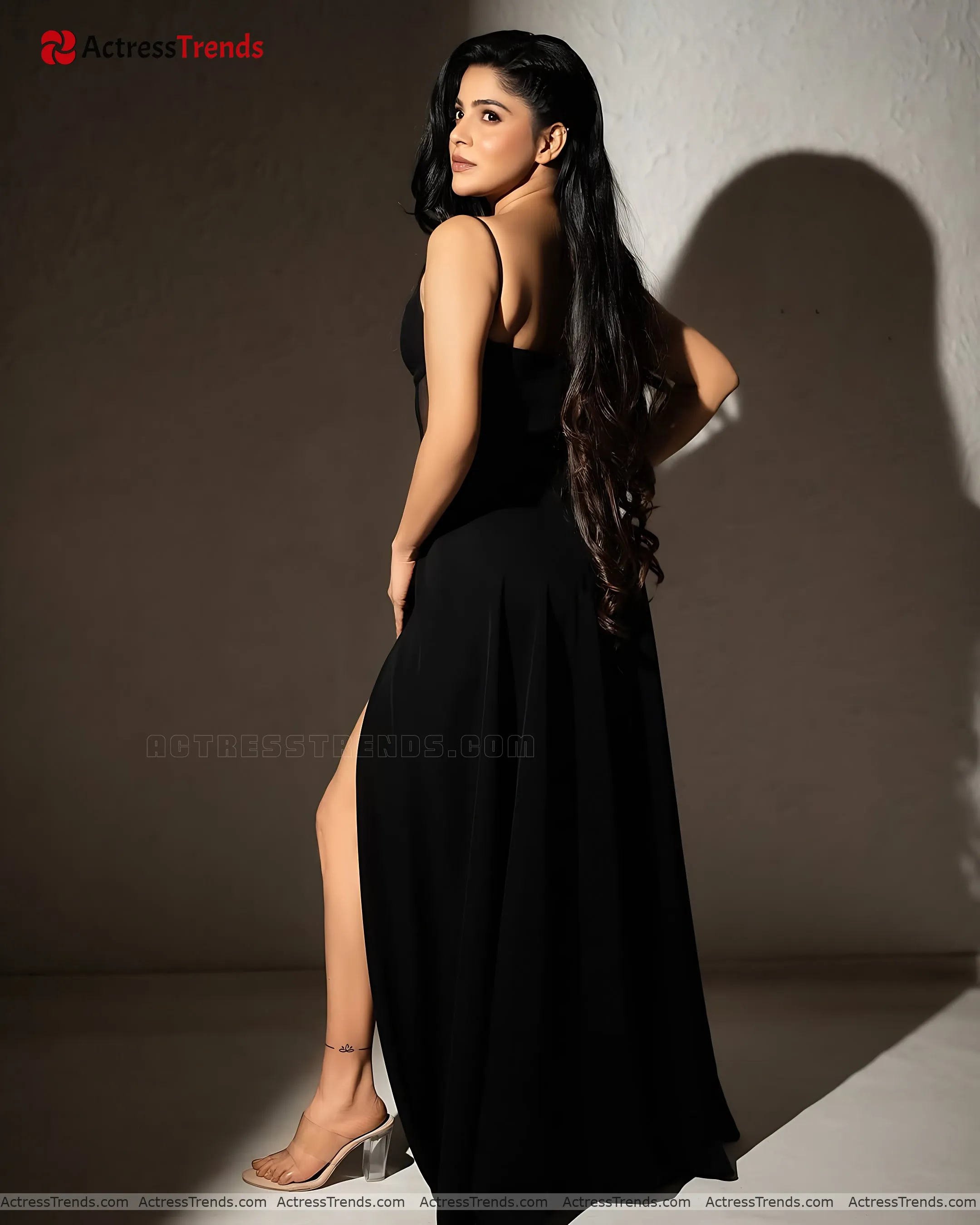 Divya Bharathi Beautiful Face Stunning Photo Tight Fitting