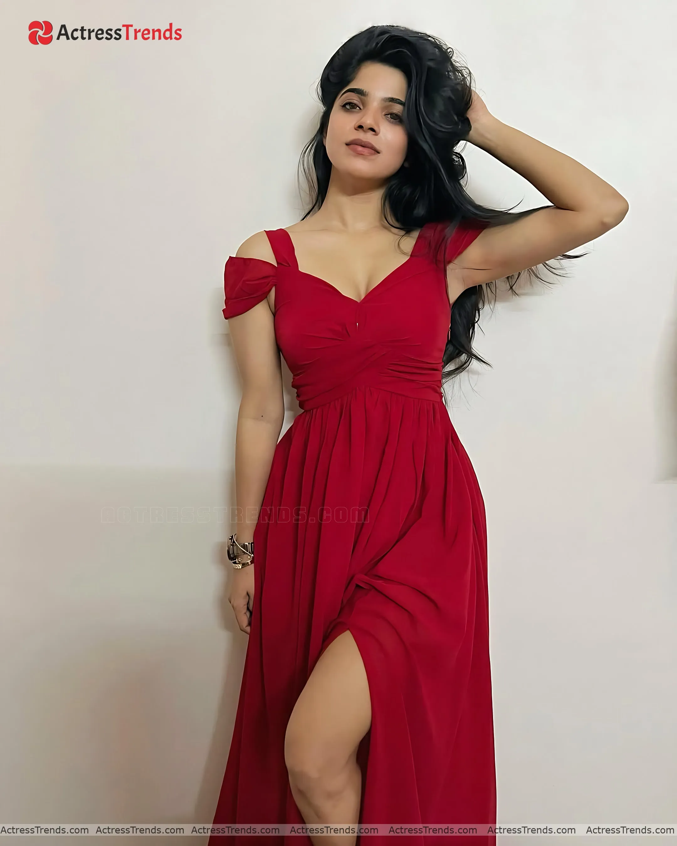 Divya Bharathi Tight Fitting Stunning Photo Glamorous Actress