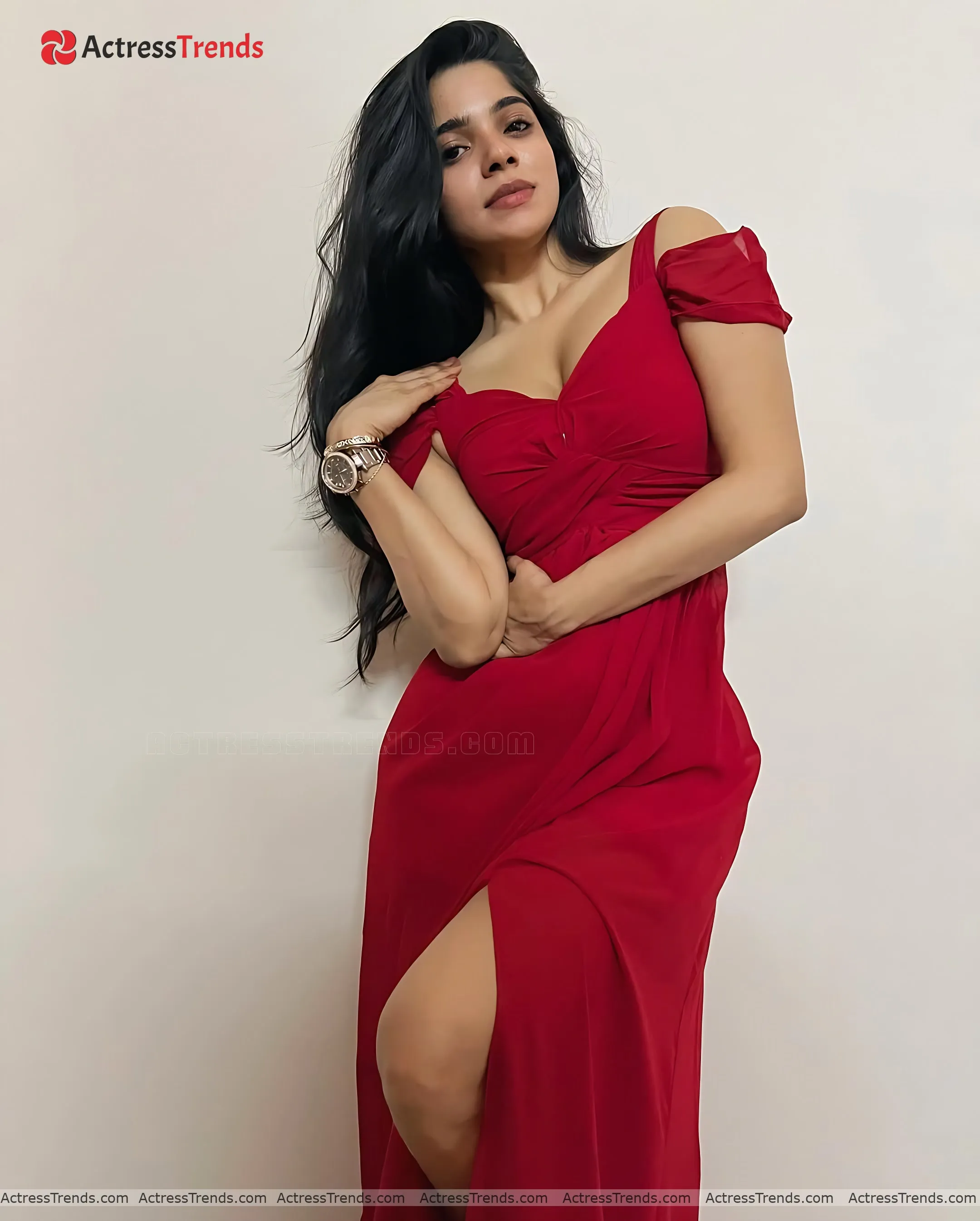 Divya Bharathi Cleav Pose Stunning Photo Curvy