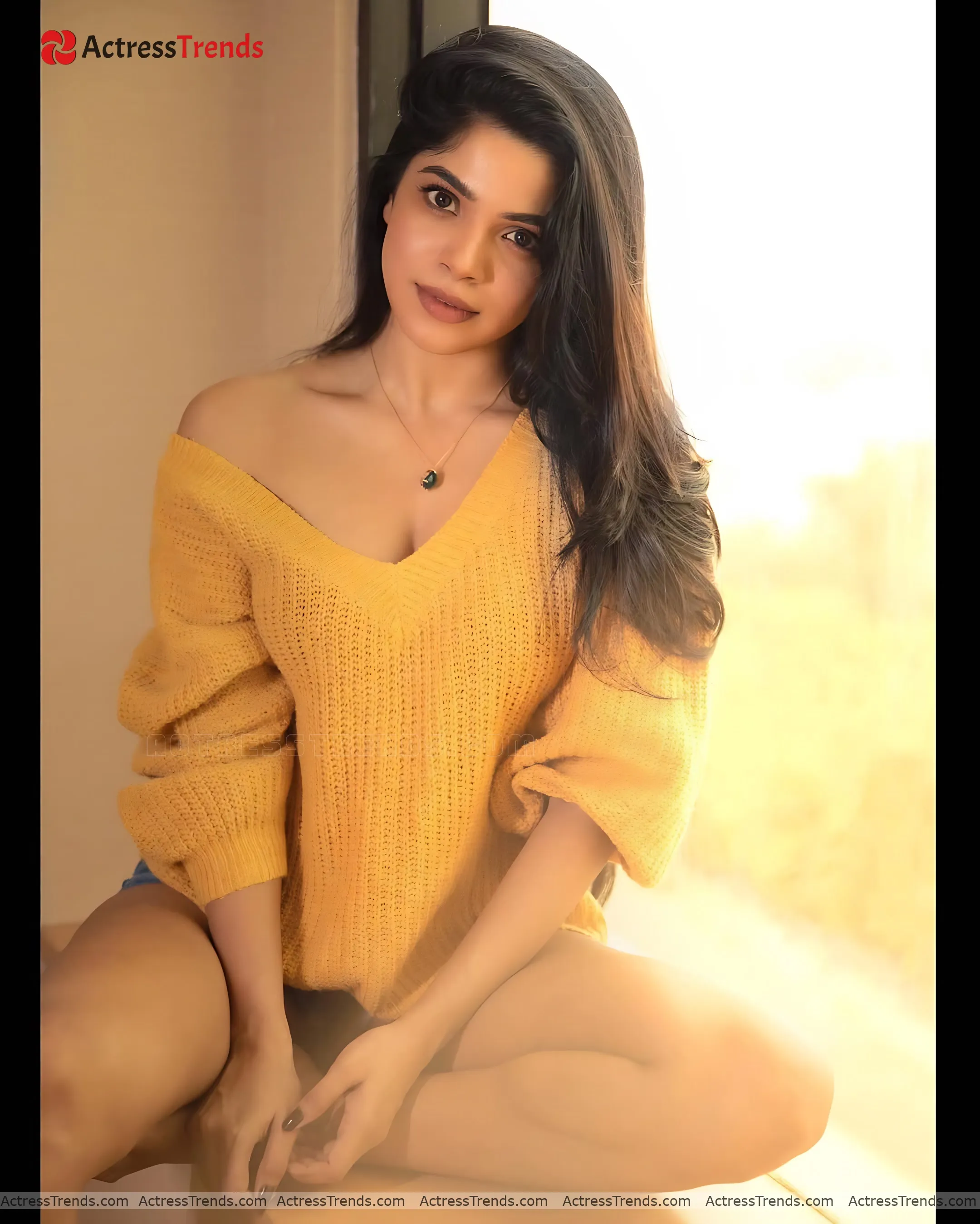 Divya Bharathi Beautiful Face Stunning Photo