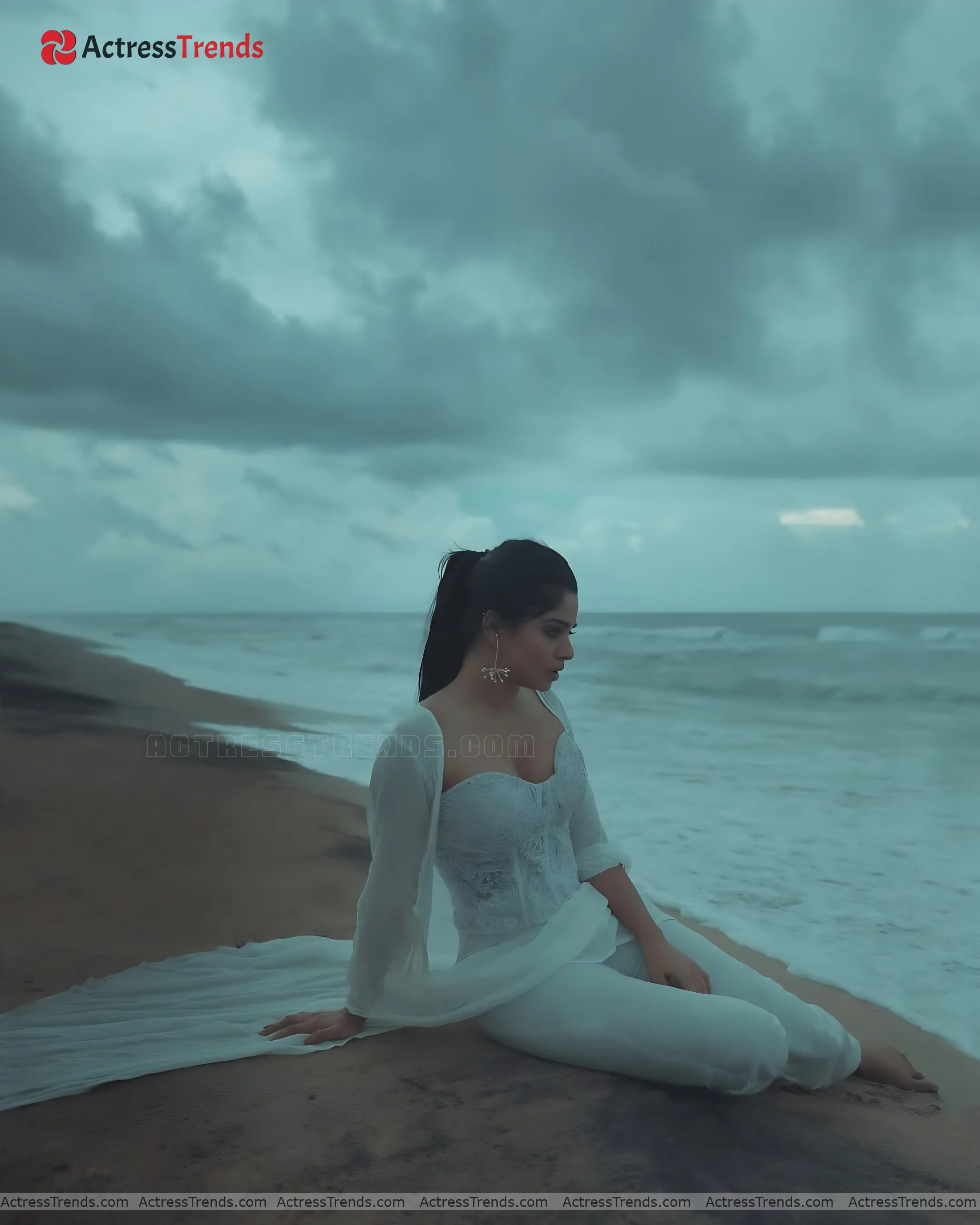 Divya Bharathi Tight Fitting Bold Saree Style Cleav Pose