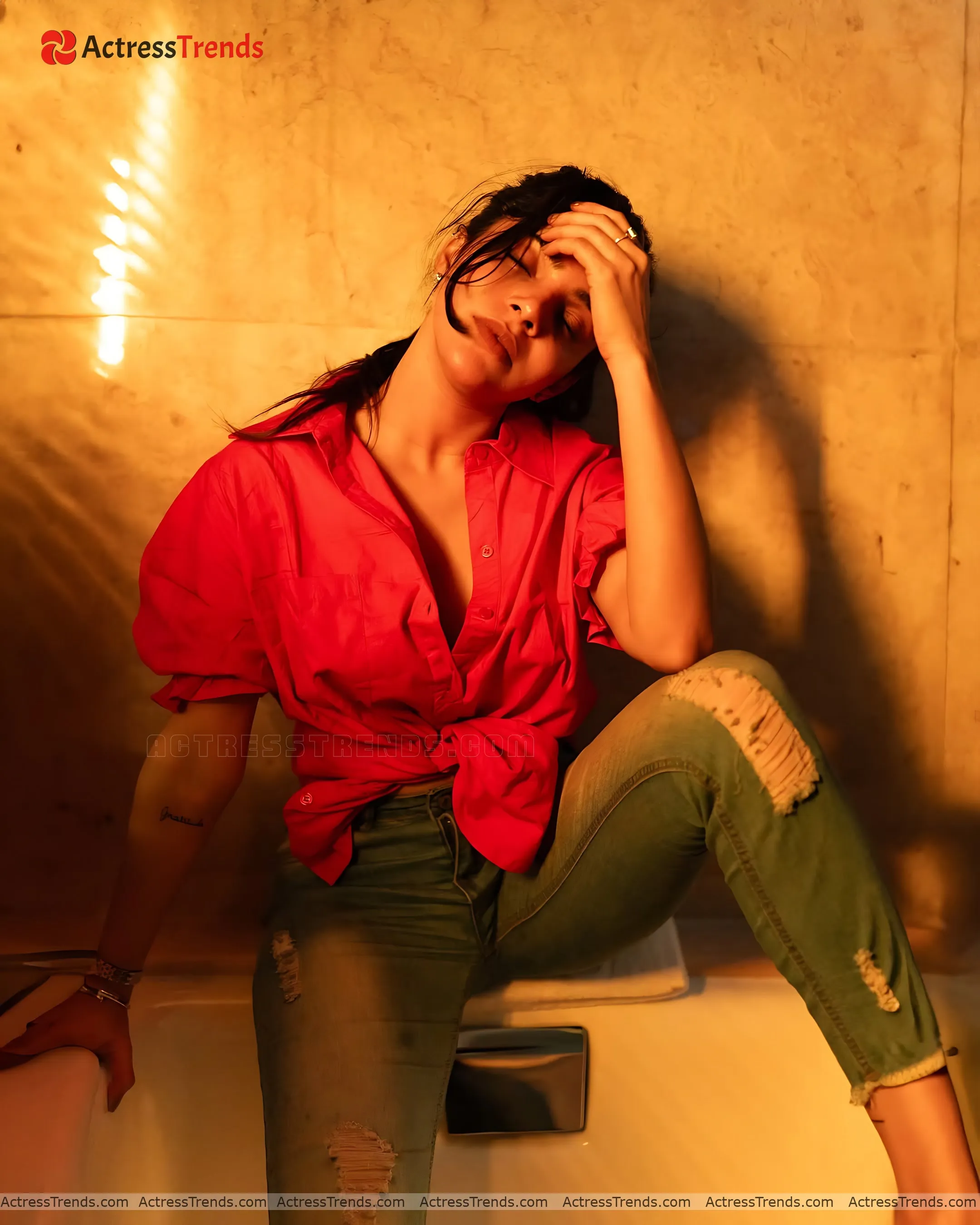 Divya Bharathi Glamorous Actress