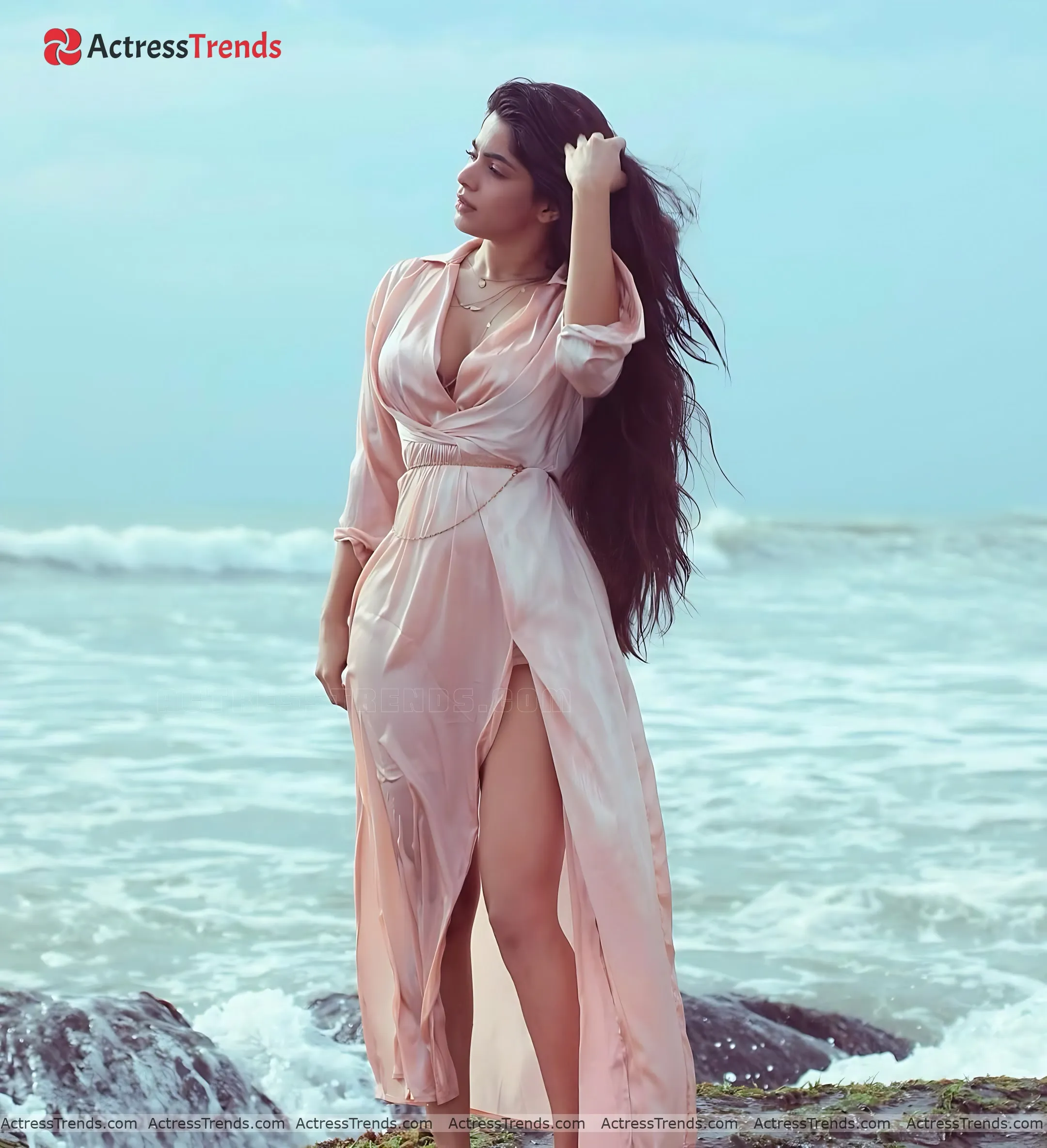 Divya Bharathi Bold Style Cleav Pose