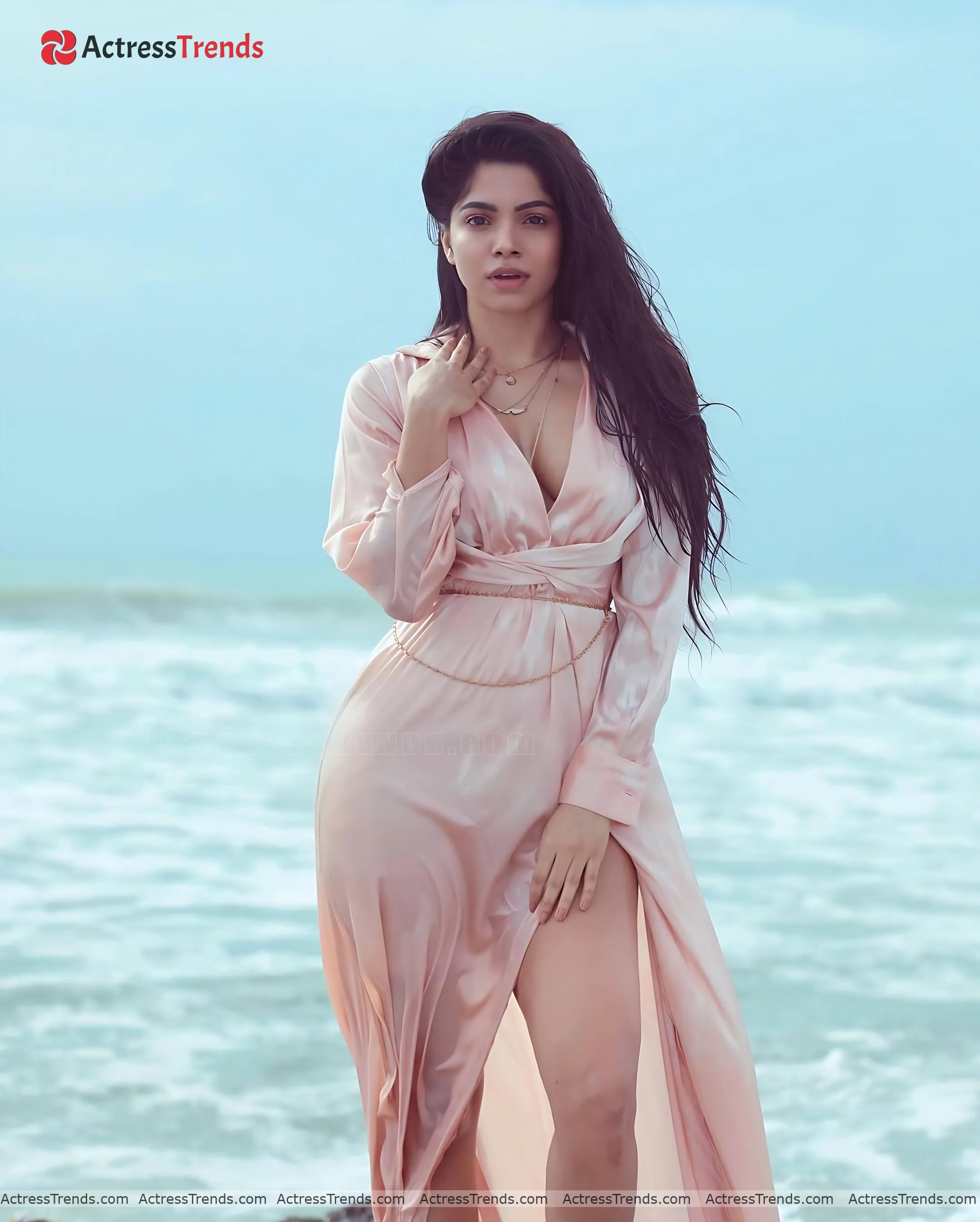 Divya Bharathi Cleav Pose Curvy