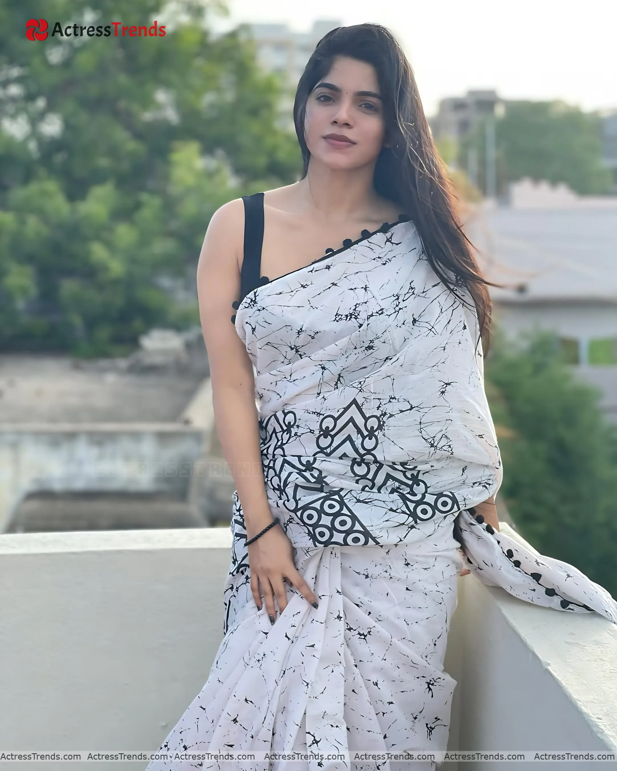 Divya Bharathi Beautiful Face Curvy