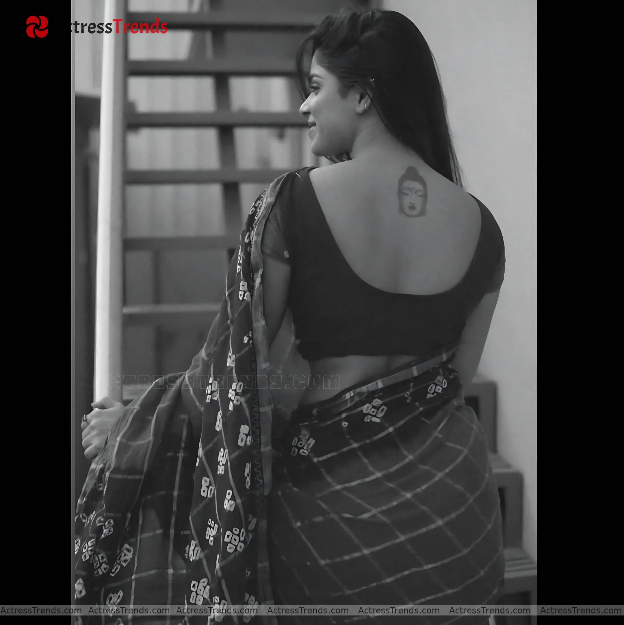 Divya Bharathi Back Pose Backless Style Backless Blouse Style