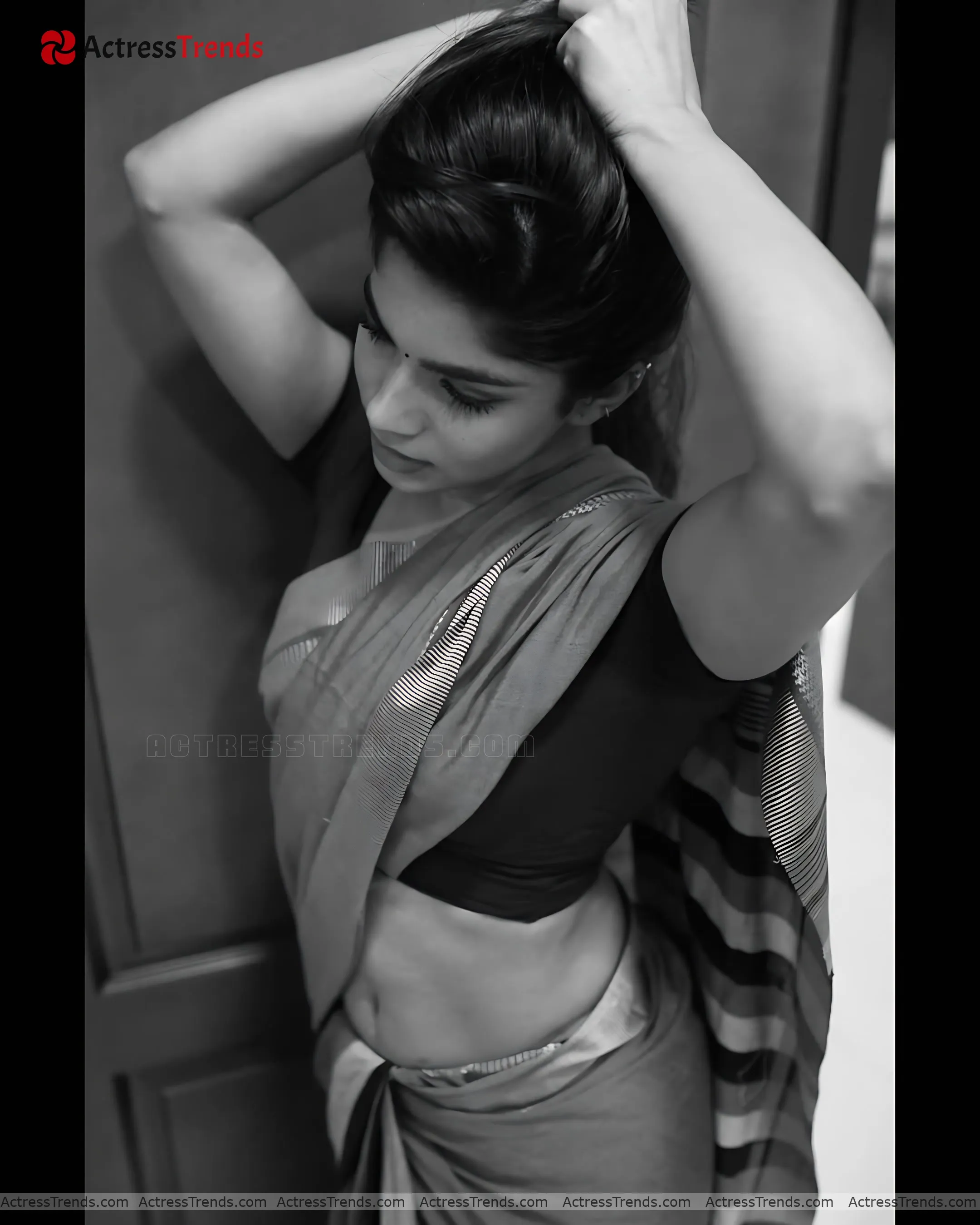 Divya Bharathi Stunning Photo Navel