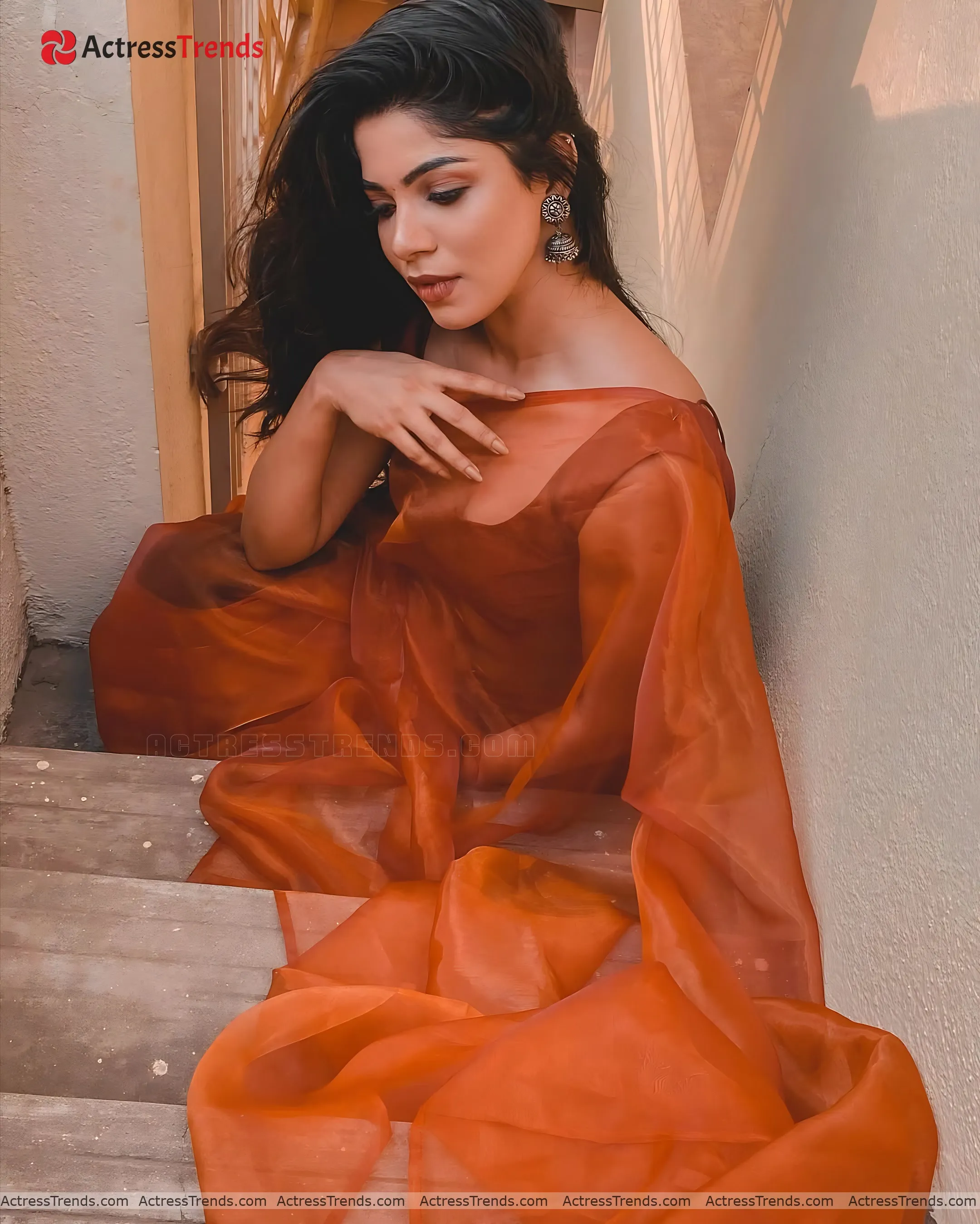 Divya Bharathi Saree Photoshoot Cleav Pose Stunning Photo Glamorous Actress