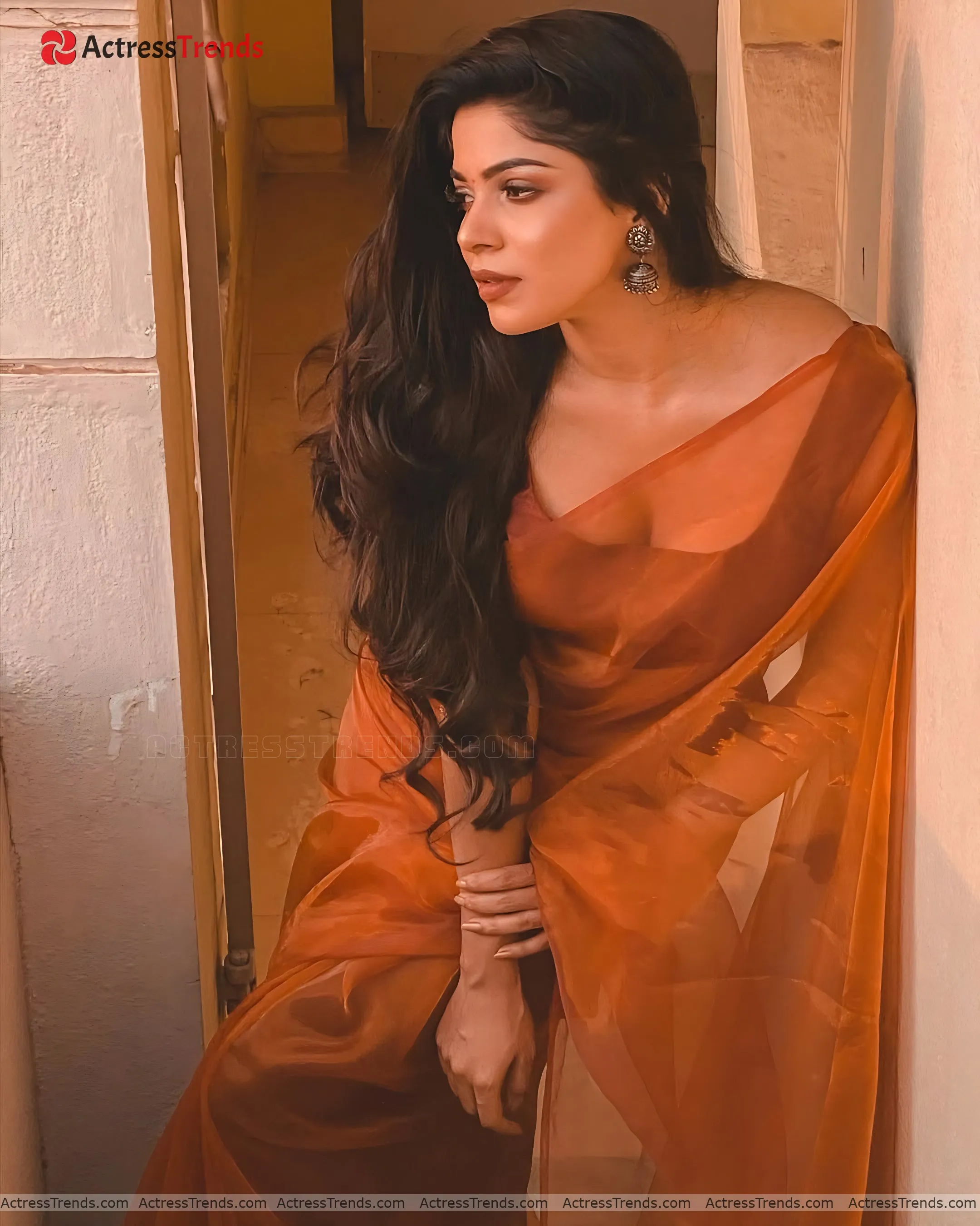 Divya Bharathi Stunning Photo Cleav Pose Glamorous Actress