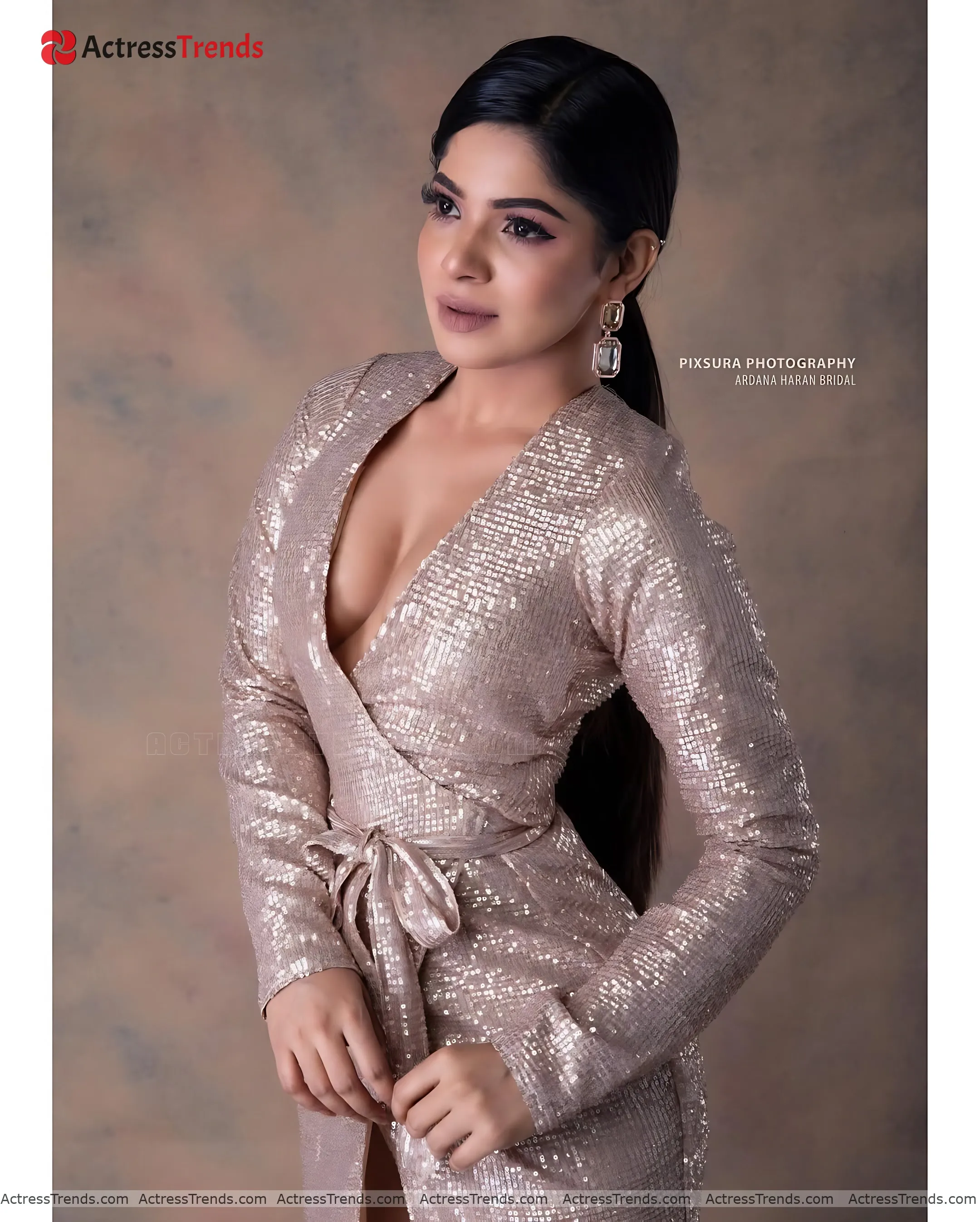 Divya Bharathi Beautiful Face Cleav Pose