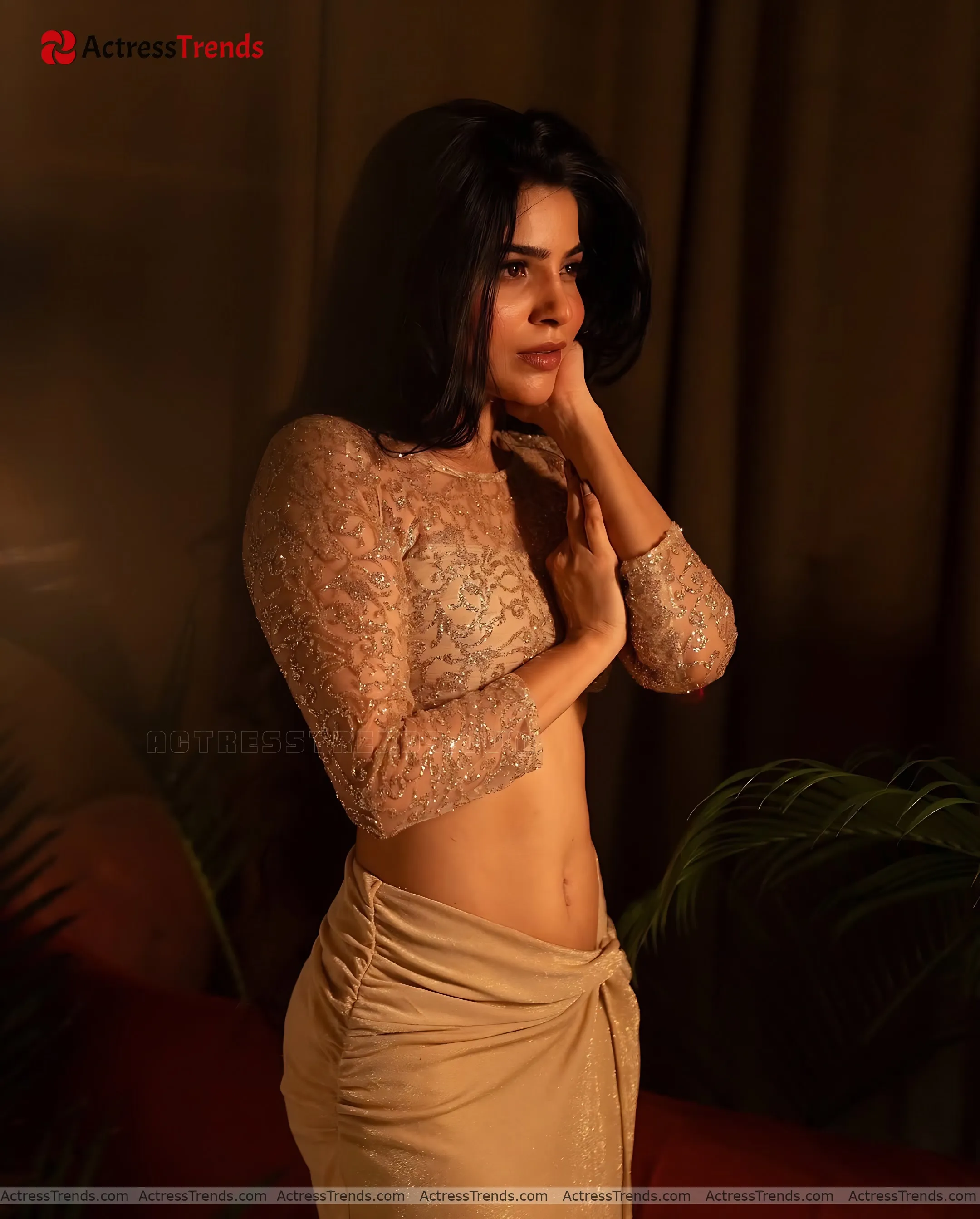 Divya Bharathi Smoky Eyes Tight Fitting Navel