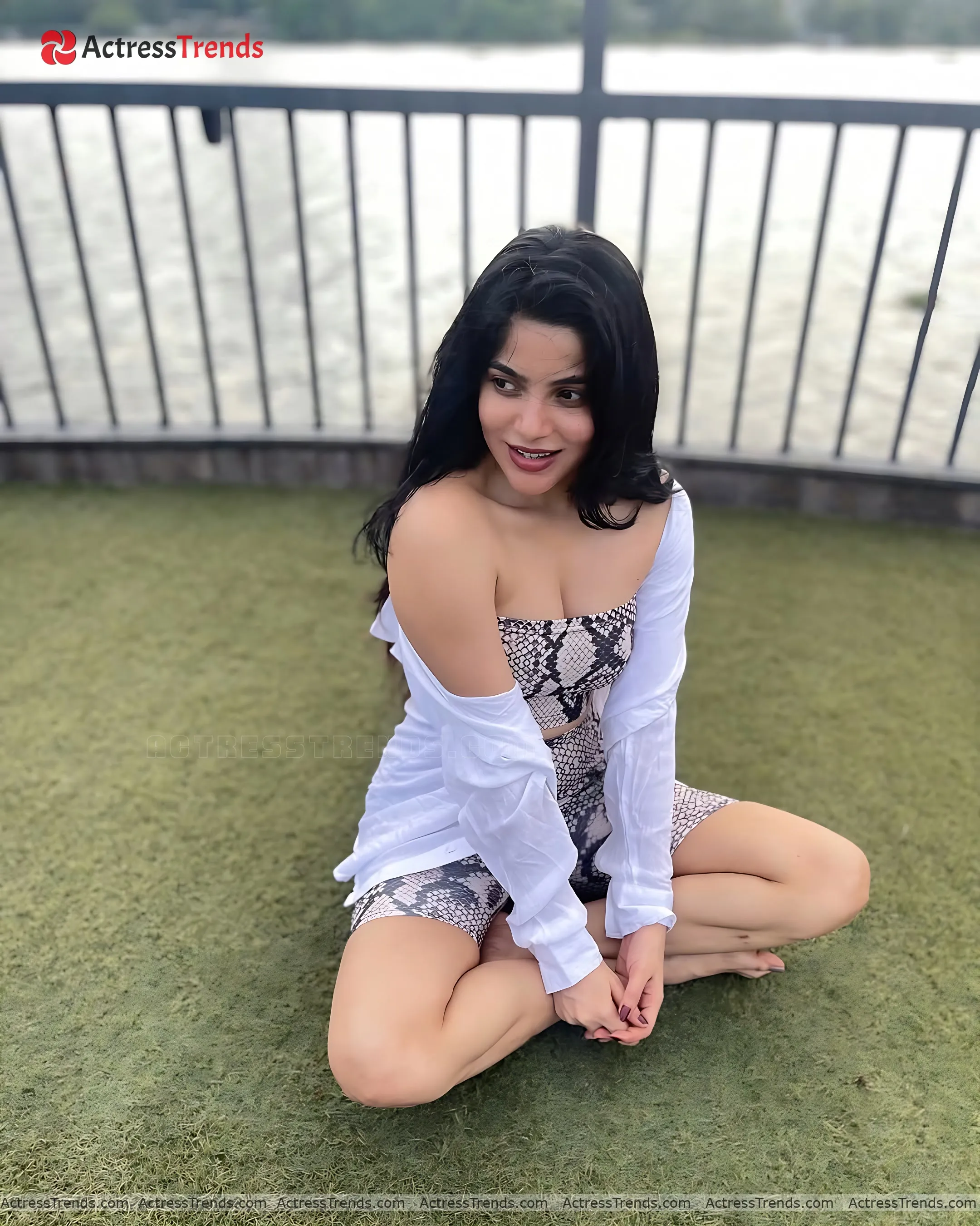 Divya Bharathi Beautiful Face Cleav Pose Curvy