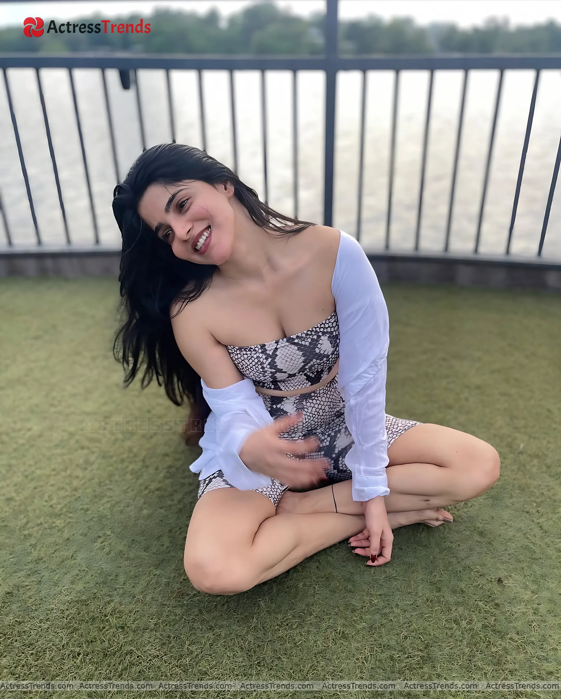 Divya Bharathi Tight Fitting Stunning Photo Curvy