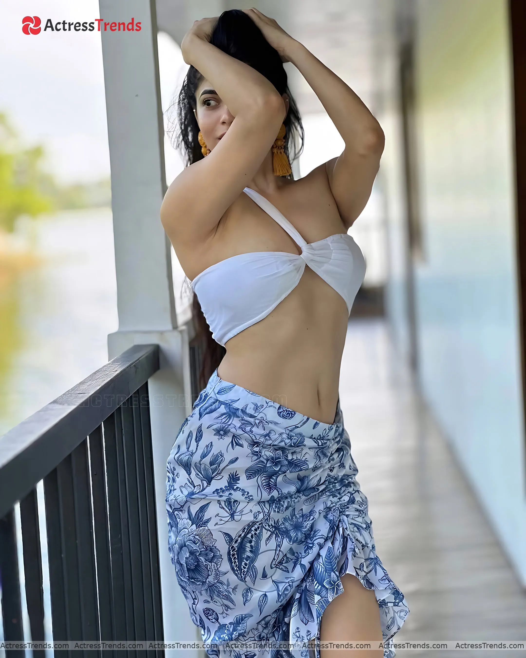 Divya Bharathi Cleav Pose Tight Fitting Navel