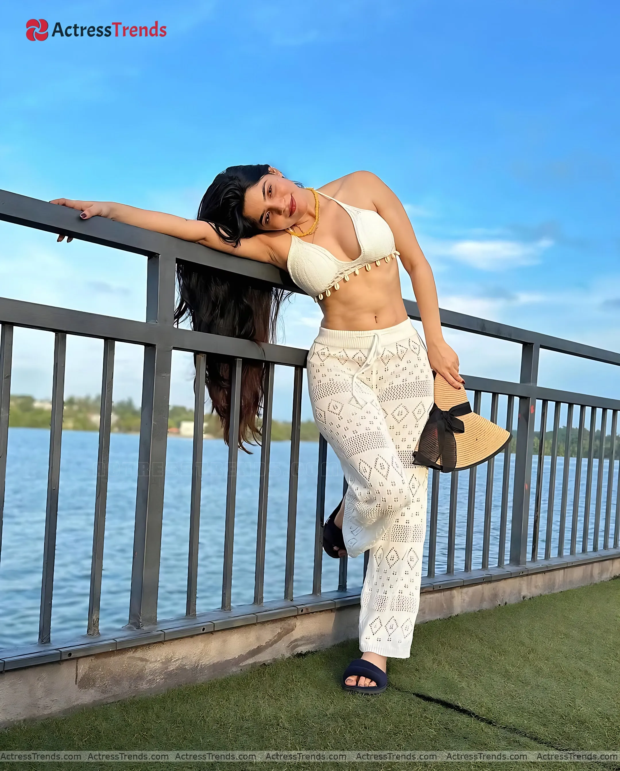 Divya Bharathi Tight Fitting Stunning Photo Cute Bold Style