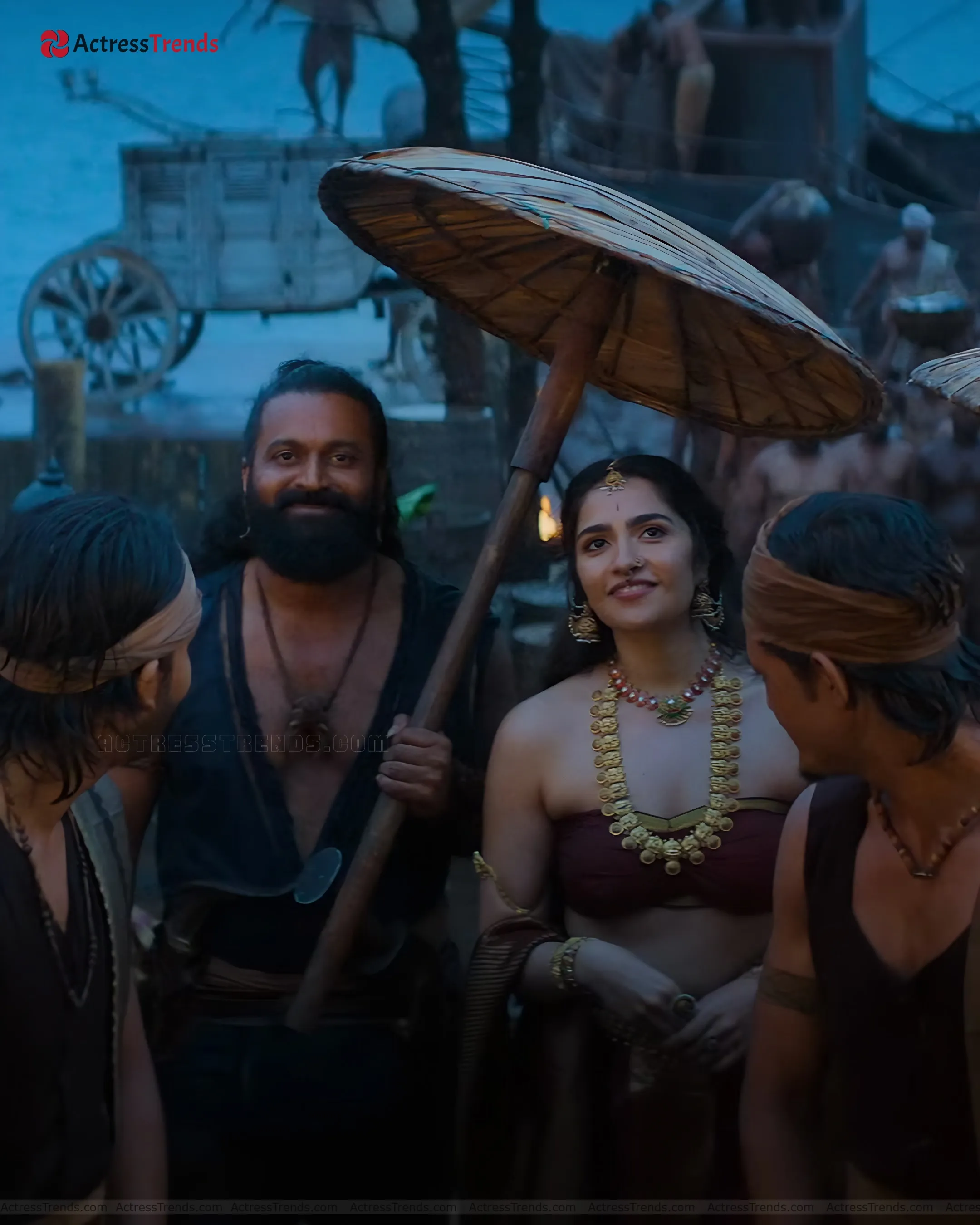 Rukmini Vasanth Green Saree Glamorous Actress Cleav Pose Bold Saree Style